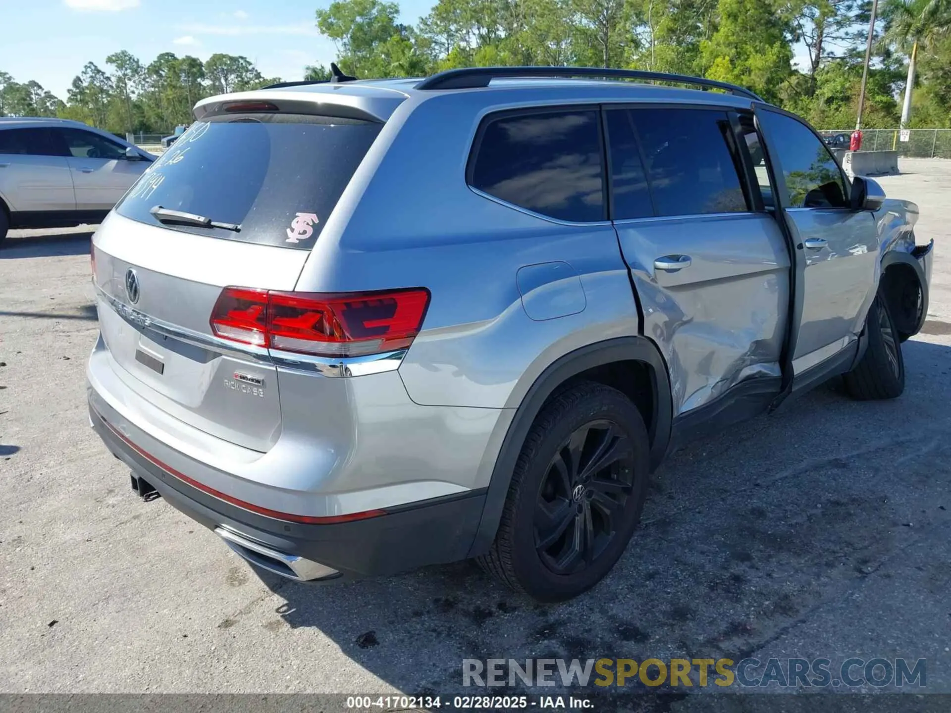 4 Photograph of a damaged car 1V2HR2CA9NC518394 VOLKSWAGEN ATLAS 2022