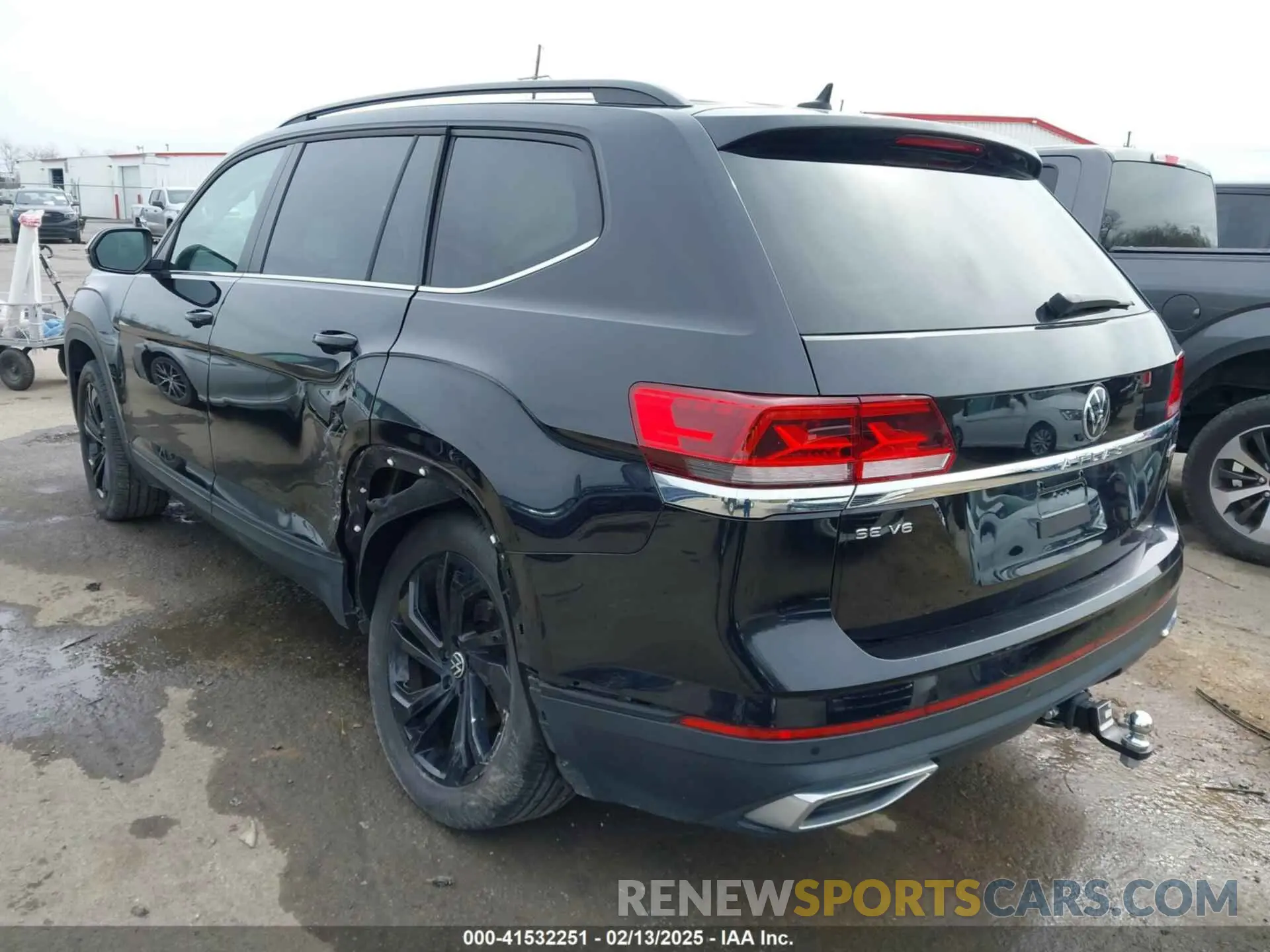 3 Photograph of a damaged car 1V2HR2CA9NC548835 VOLKSWAGEN ATLAS 2022