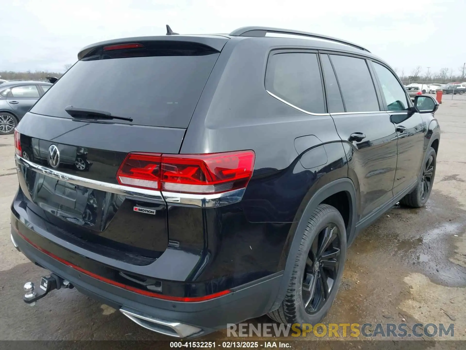 4 Photograph of a damaged car 1V2HR2CA9NC548835 VOLKSWAGEN ATLAS 2022