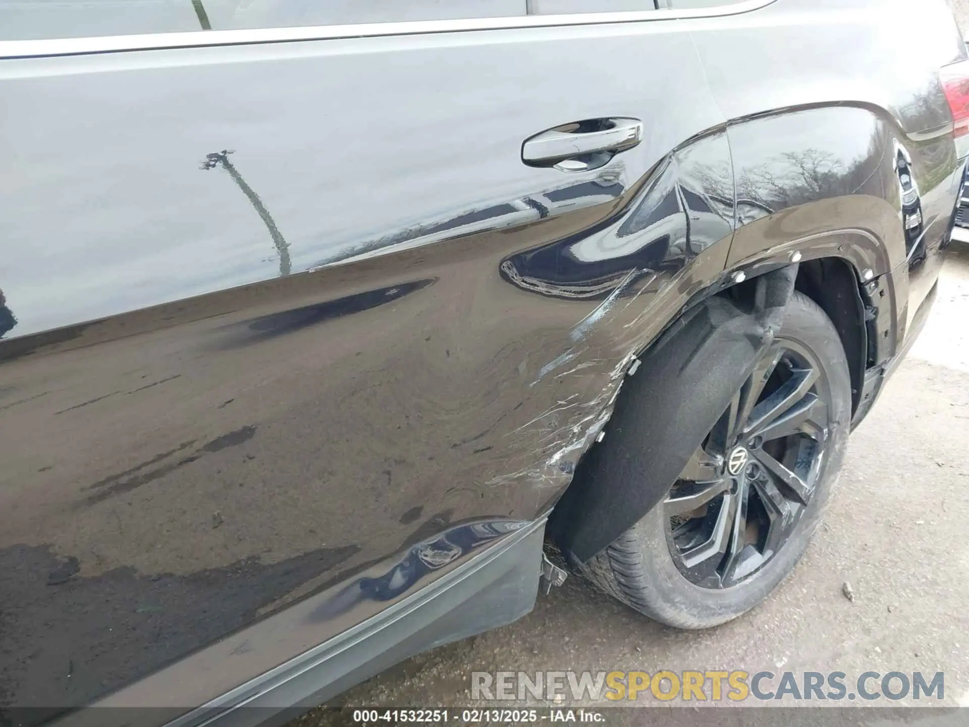 6 Photograph of a damaged car 1V2HR2CA9NC548835 VOLKSWAGEN ATLAS 2022