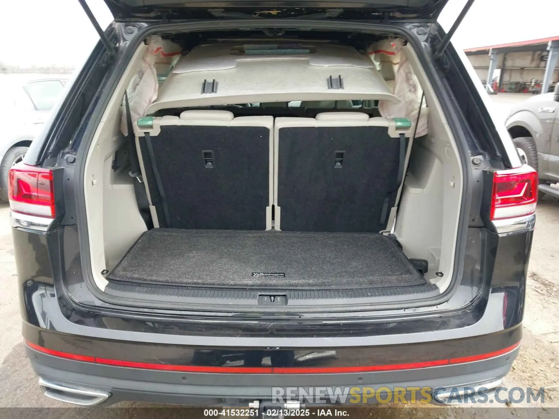 8 Photograph of a damaged car 1V2HR2CA9NC548835 VOLKSWAGEN ATLAS 2022