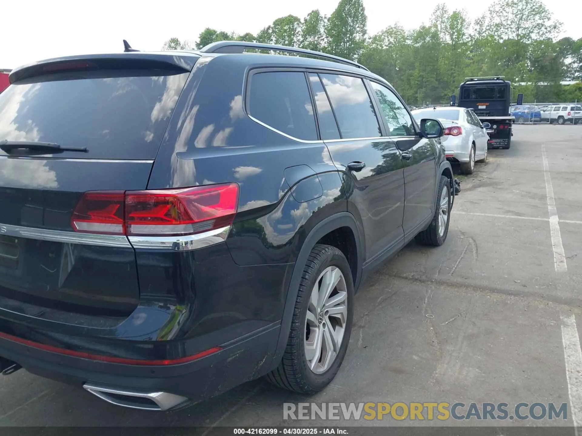 4 Photograph of a damaged car 1V2JR2CA5NC512772 VOLKSWAGEN ATLAS 2022
