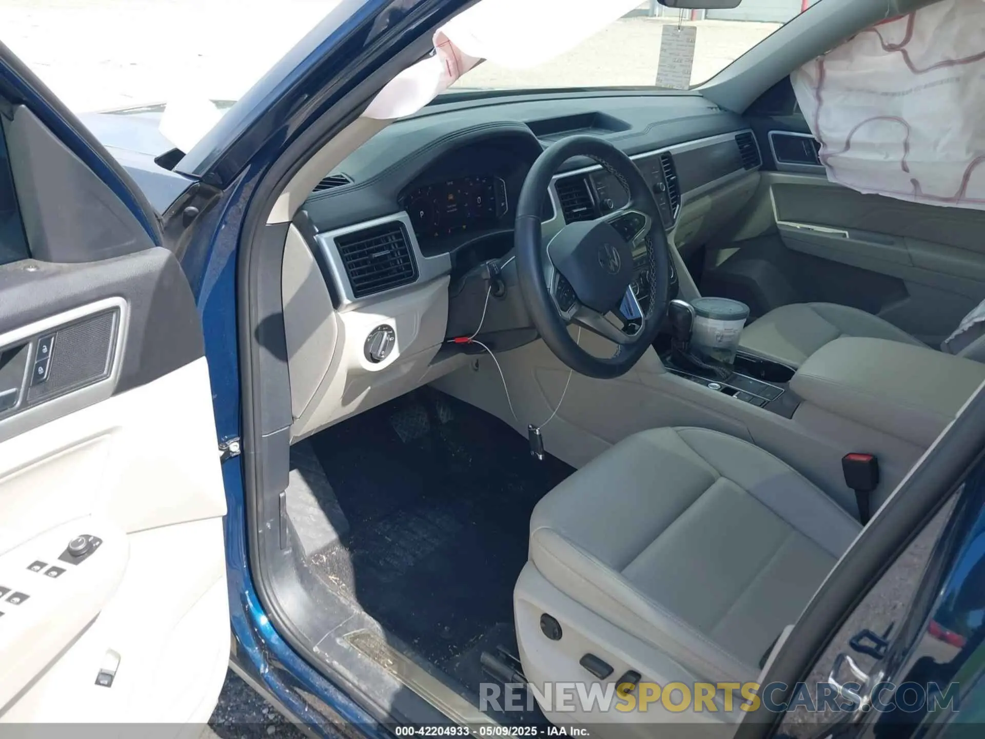 21 Photograph of a damaged car 1V2JR2CA5NC533766 VOLKSWAGEN ATLAS 2022