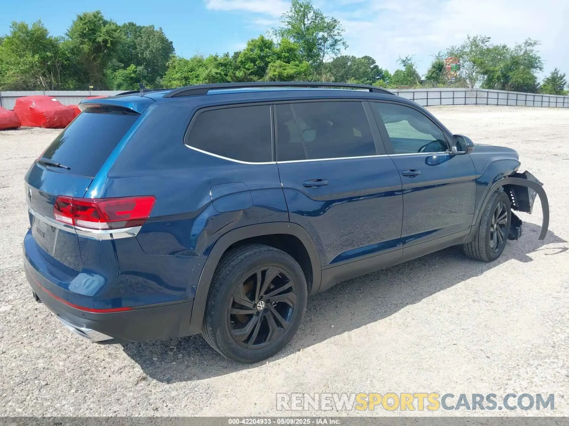 4 Photograph of a damaged car 1V2JR2CA5NC533766 VOLKSWAGEN ATLAS 2022