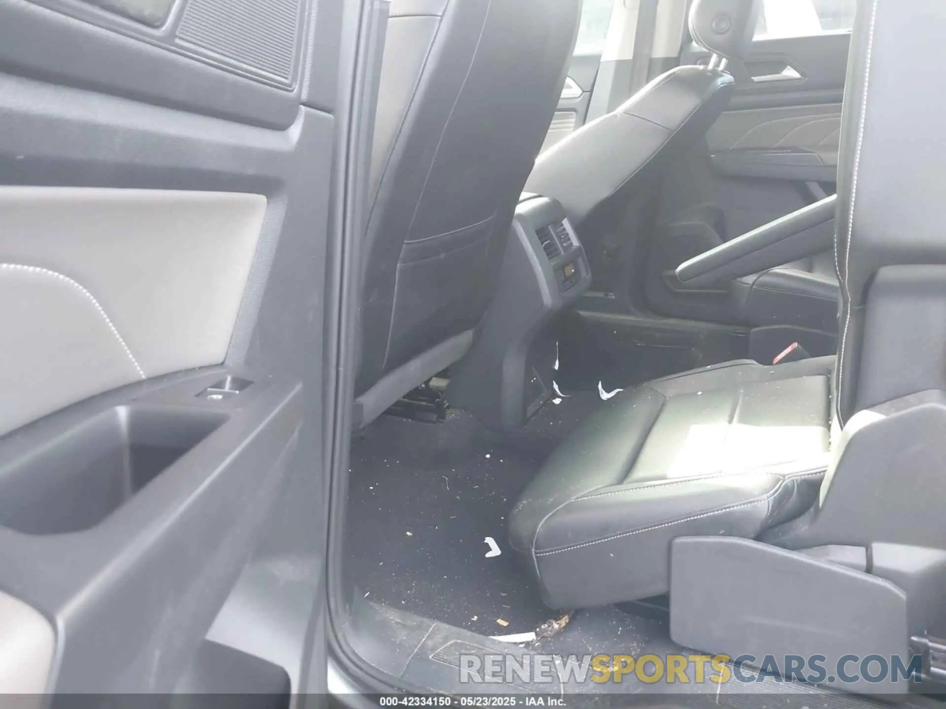 8 Photograph of a damaged car 1V2JR2CA6NC518824 VOLKSWAGEN ATLAS 2022