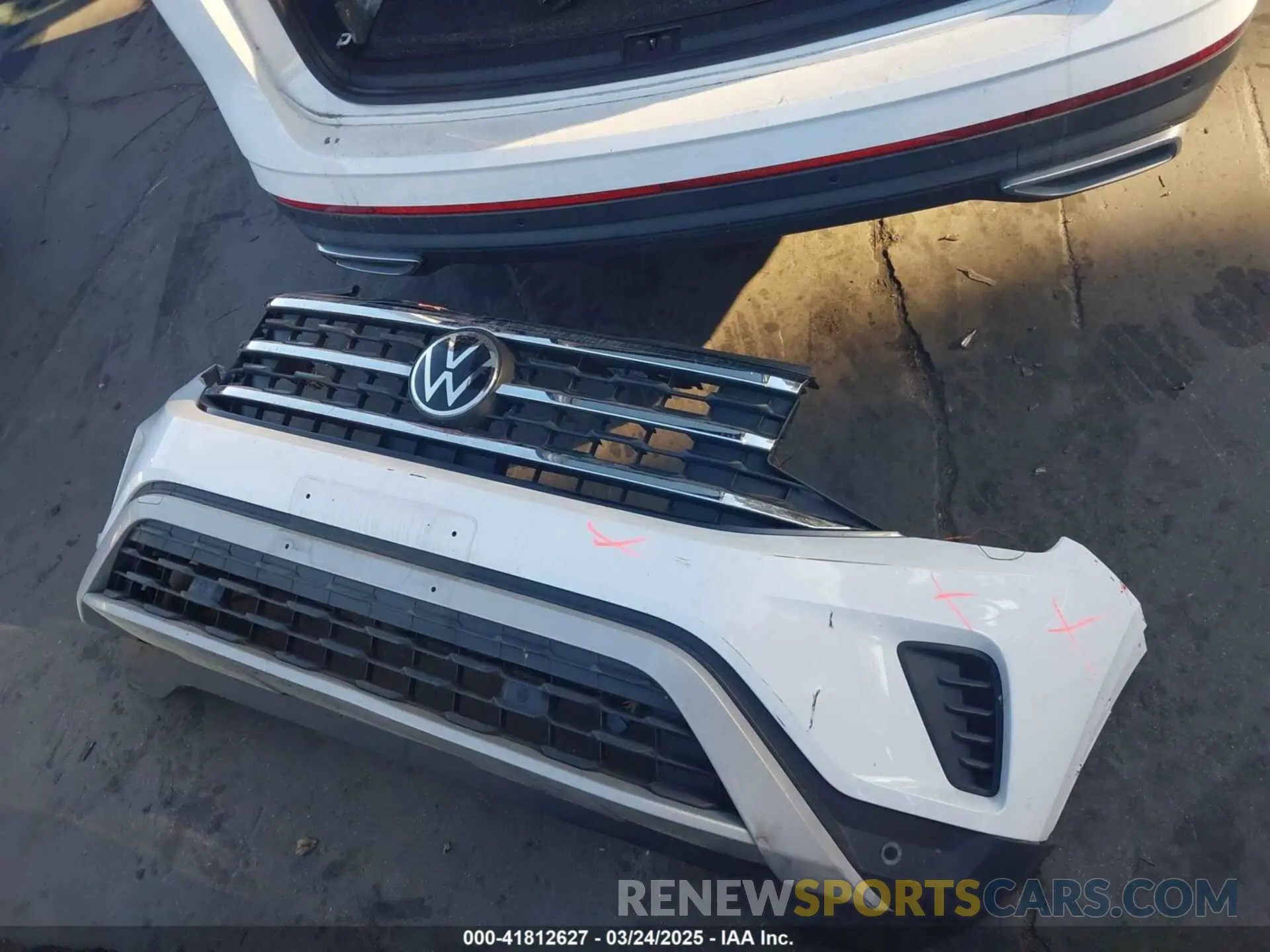 17 Photograph of a damaged car 1V2KP2CA6NC517277 VOLKSWAGEN ATLAS 2022
