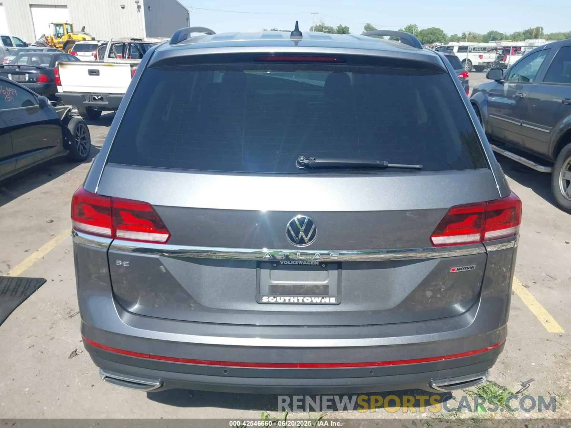 16 Photograph of a damaged car 1V2KP2CA6NC524326 VOLKSWAGEN ATLAS 2022
