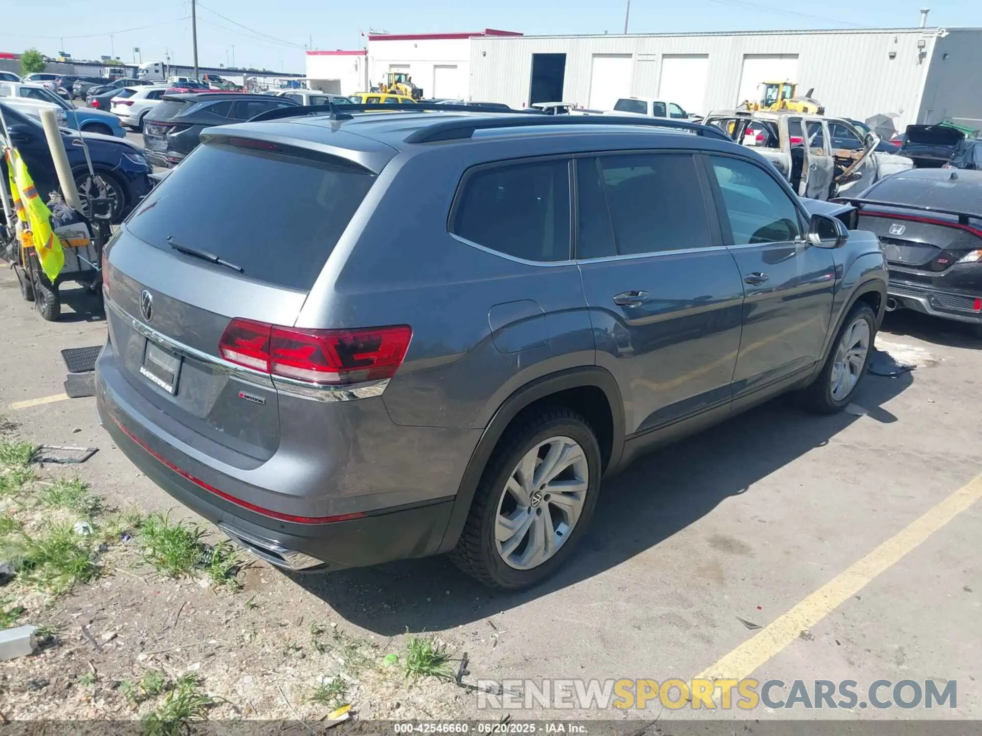4 Photograph of a damaged car 1V2KP2CA6NC524326 VOLKSWAGEN ATLAS 2022