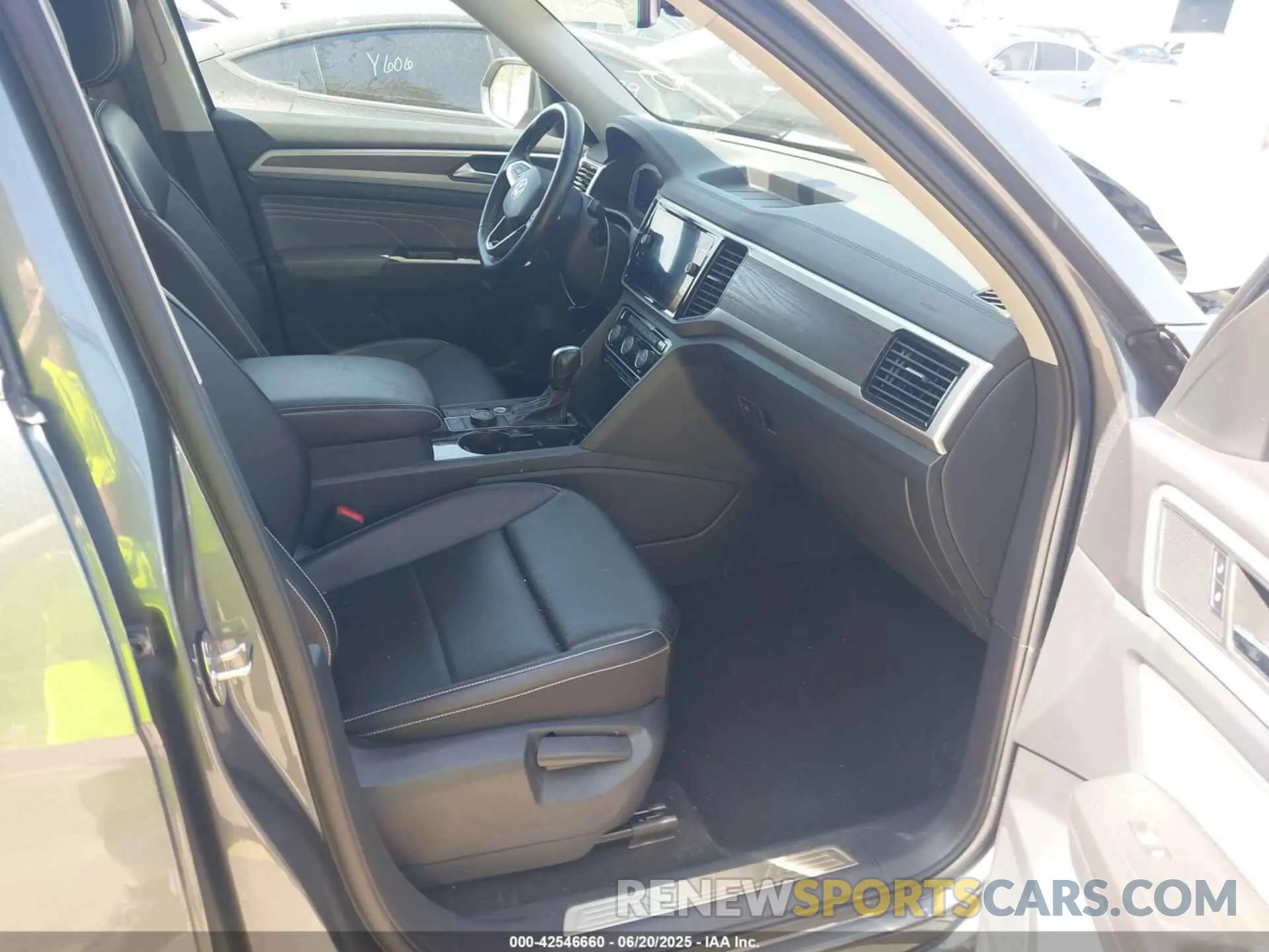 5 Photograph of a damaged car 1V2KP2CA6NC524326 VOLKSWAGEN ATLAS 2022