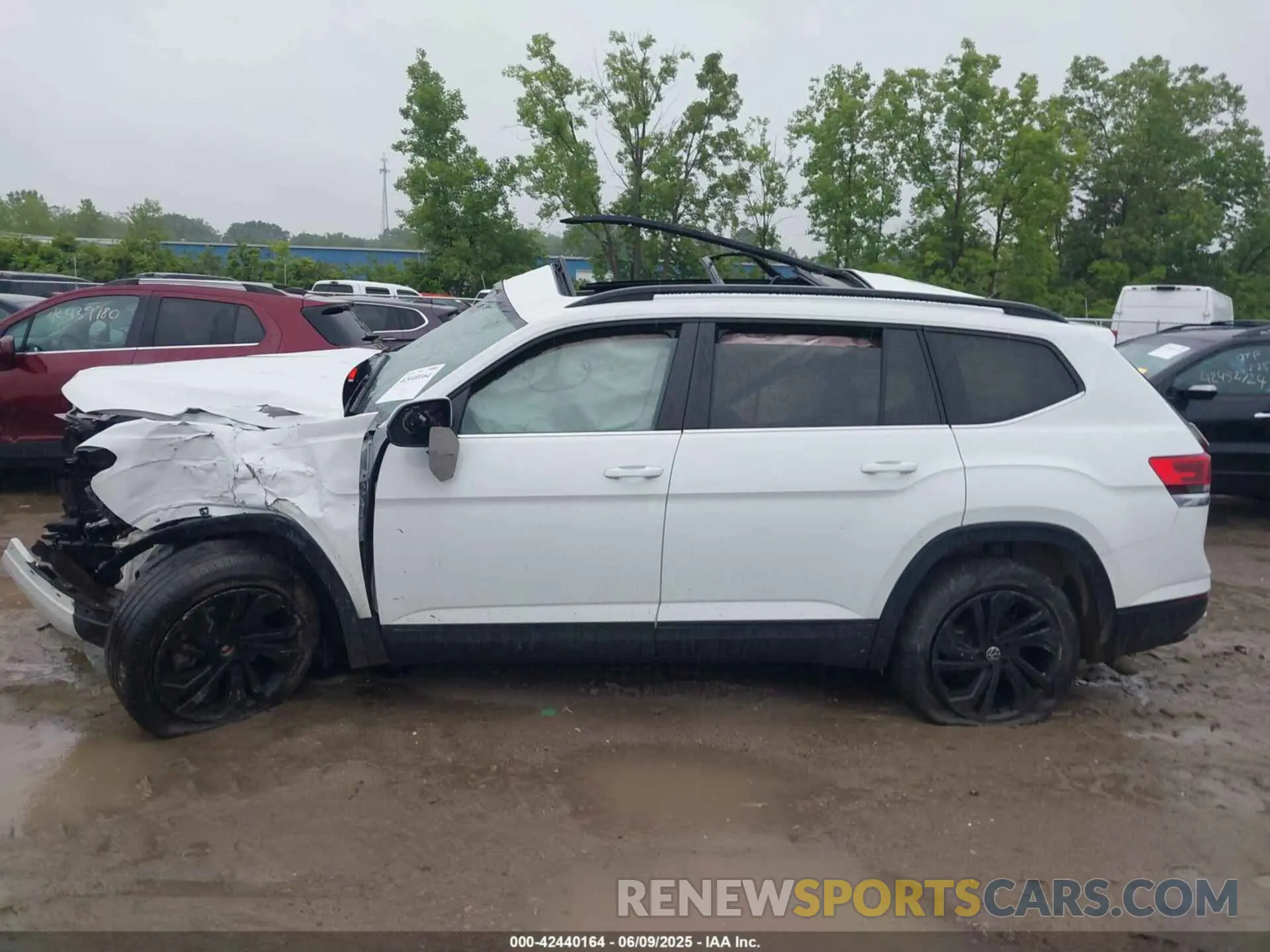 13 Photograph of a damaged car 1V2KR2CA0NC509427 VOLKSWAGEN ATLAS 2022