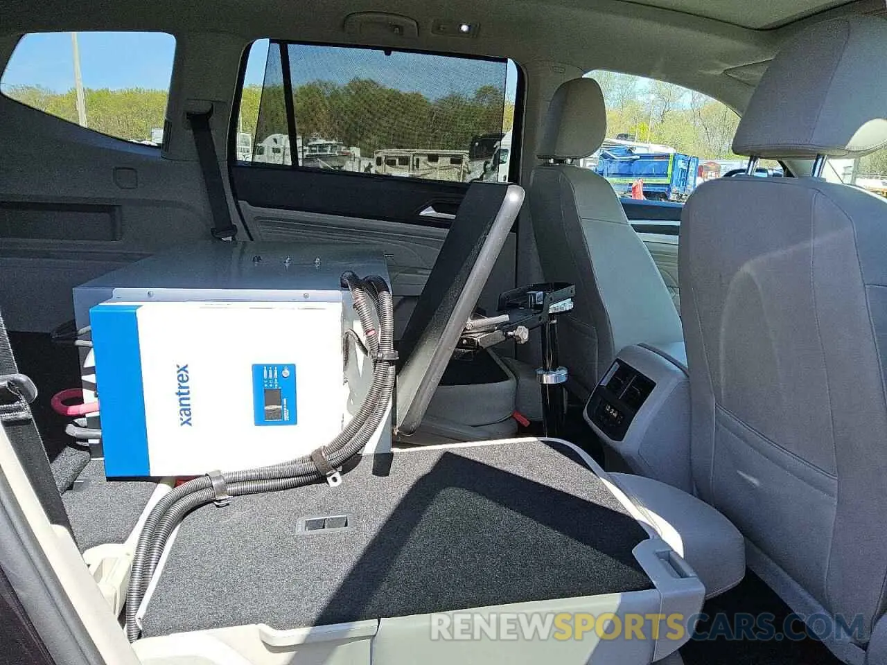 11 Photograph of a damaged car 1V2KR2CA1NC556935 VOLKSWAGEN ATLAS 2022