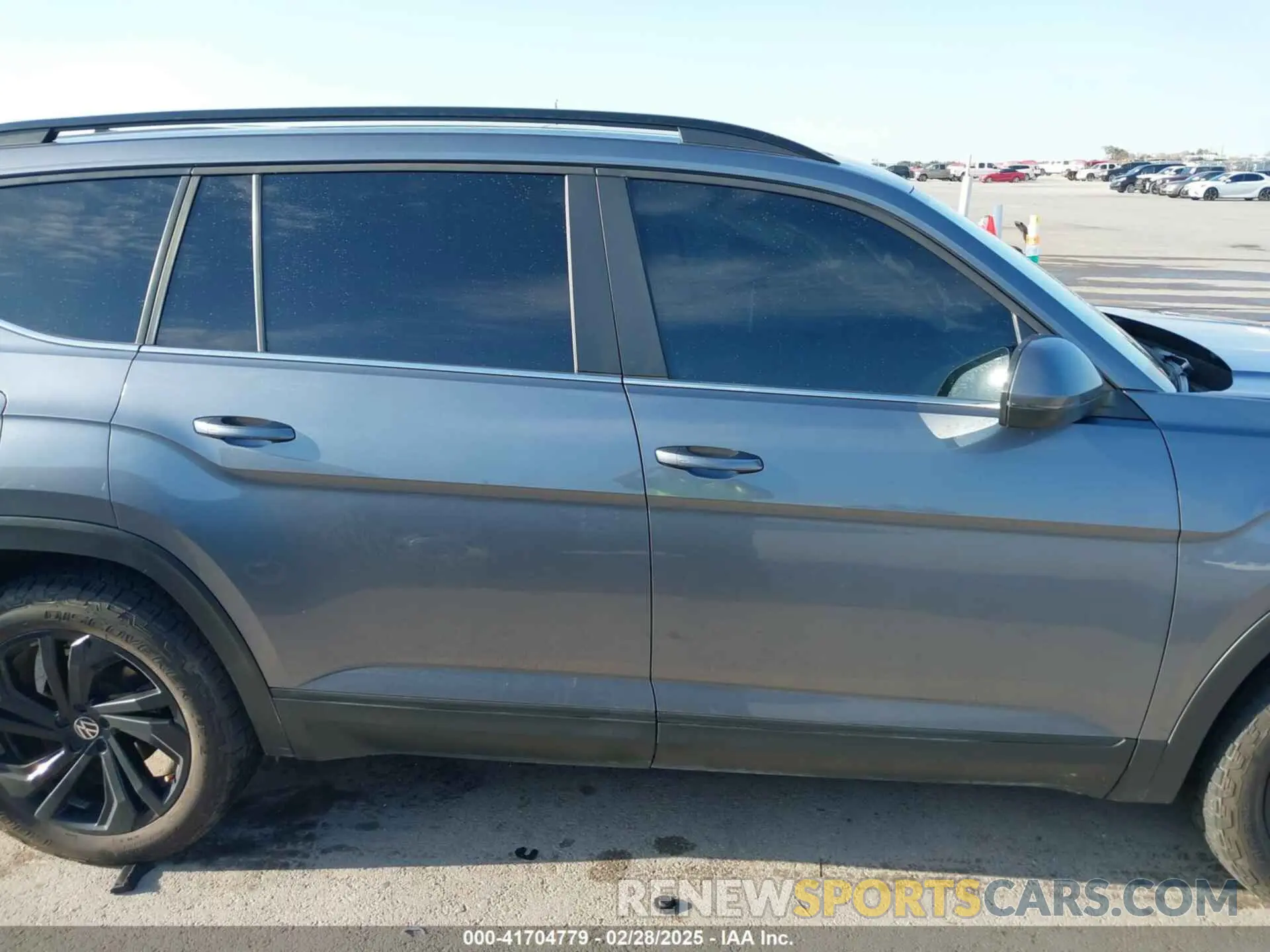 13 Photograph of a damaged car 1V2KR2CA5NC507639 VOLKSWAGEN ATLAS 2022