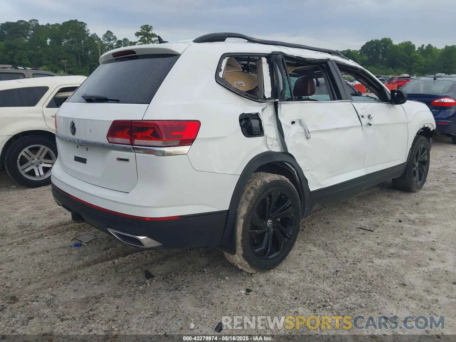 4 Photograph of a damaged car 1V2KR2CA6NC565419 VOLKSWAGEN ATLAS 2022