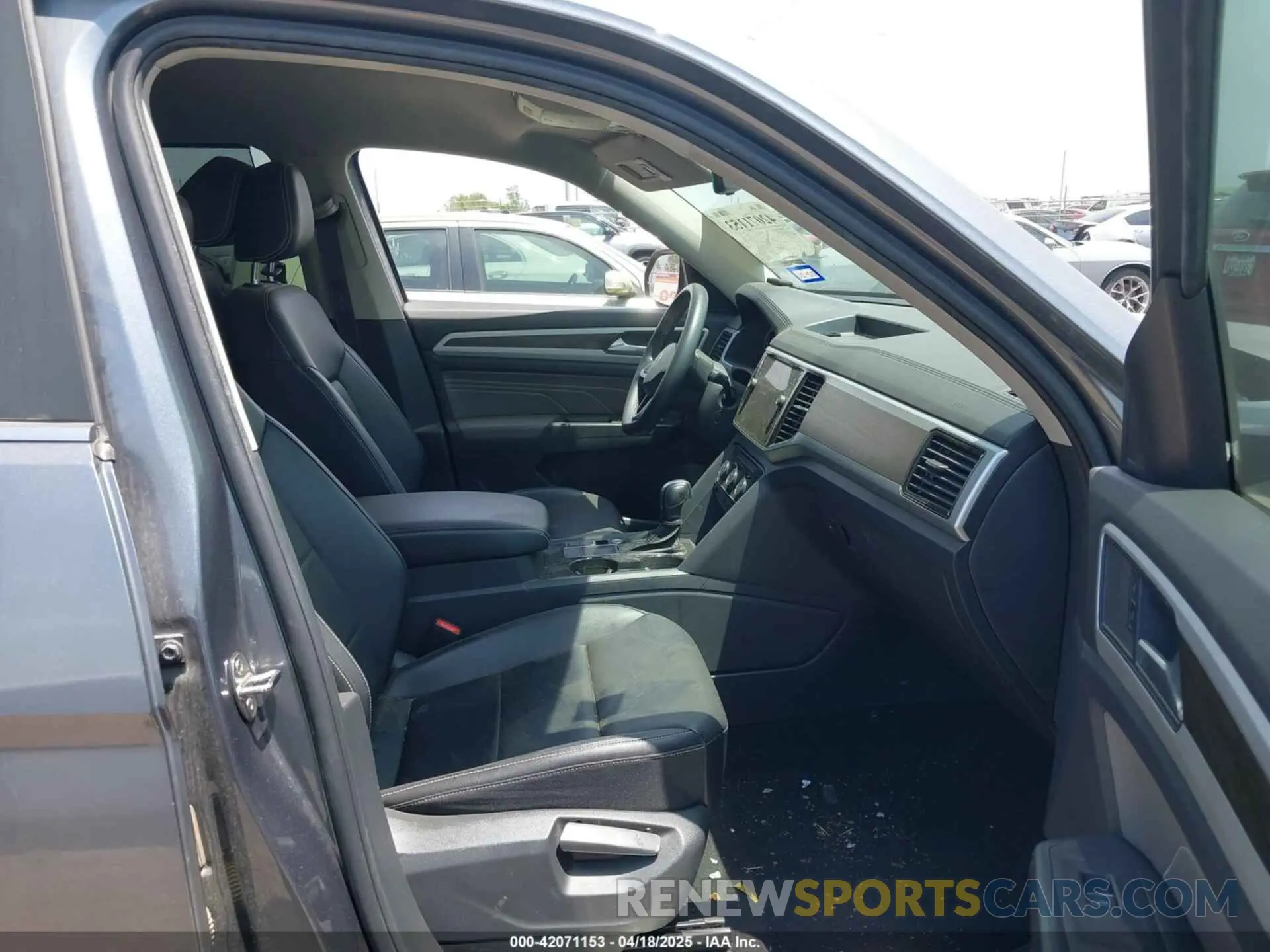 5 Photograph of a damaged car 1V2WR2CA1NC514072 VOLKSWAGEN ATLAS 2022