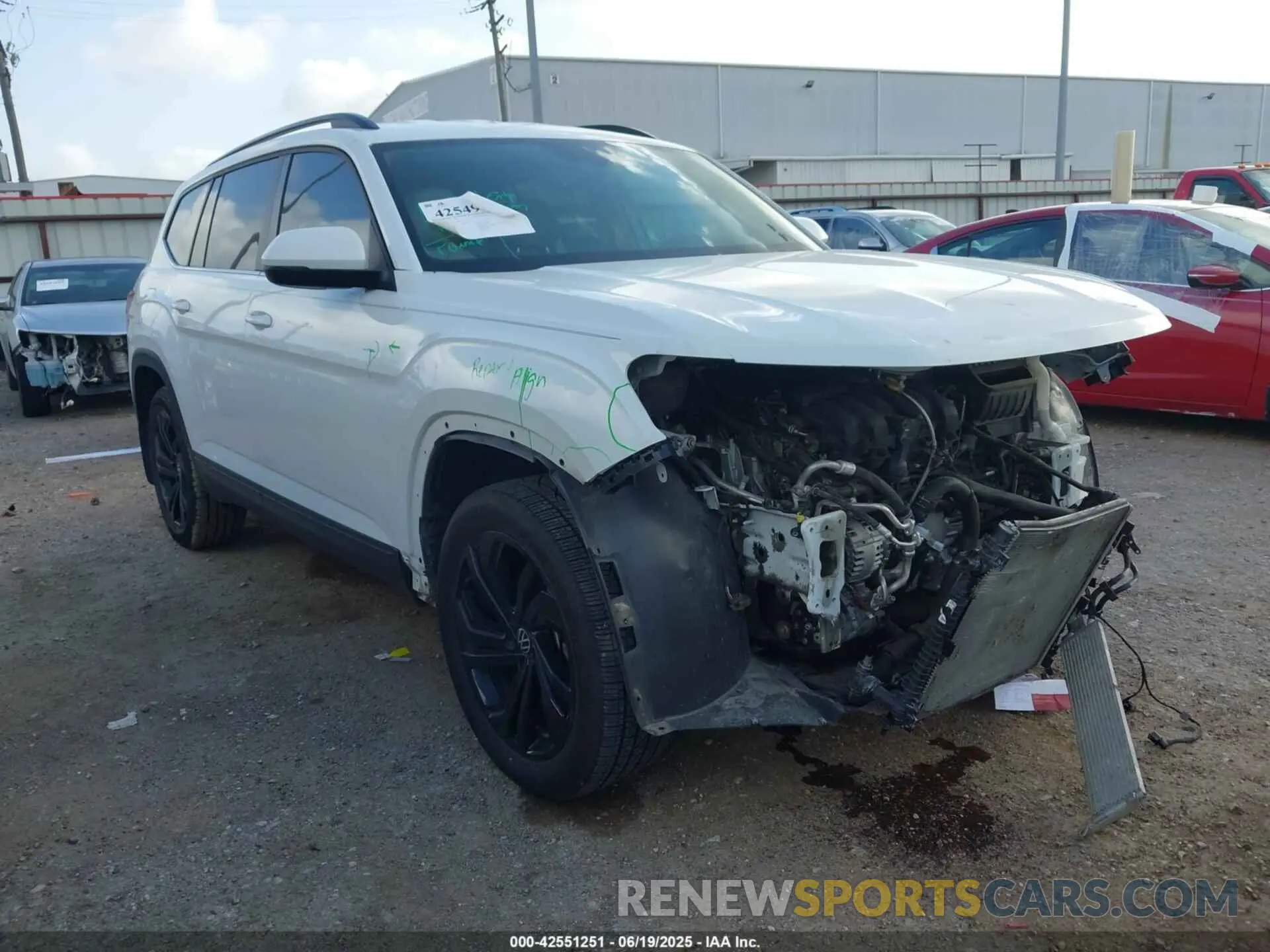 1 Photograph of a damaged car 1V2WR2CA8NC562216 VOLKSWAGEN ATLAS 2022