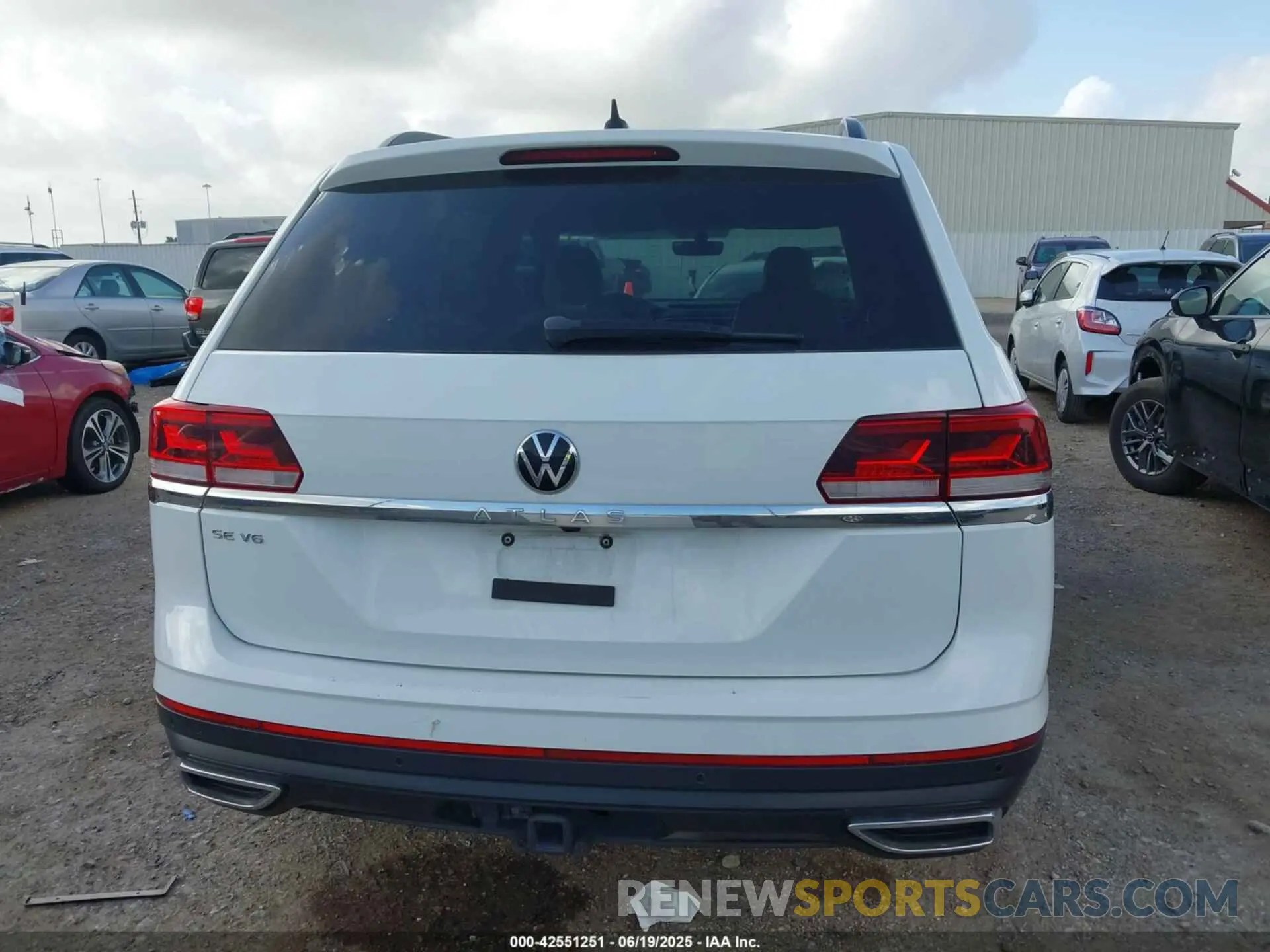17 Photograph of a damaged car 1V2WR2CA8NC562216 VOLKSWAGEN ATLAS 2022