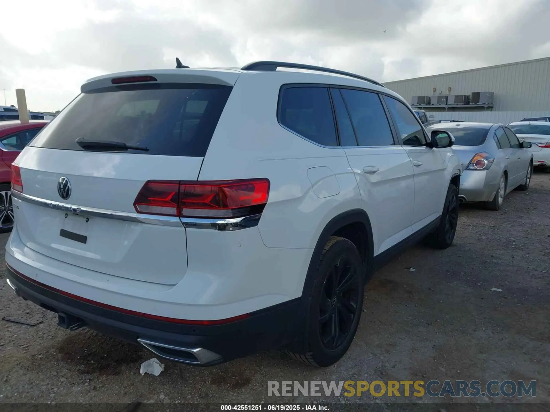 4 Photograph of a damaged car 1V2WR2CA8NC562216 VOLKSWAGEN ATLAS 2022