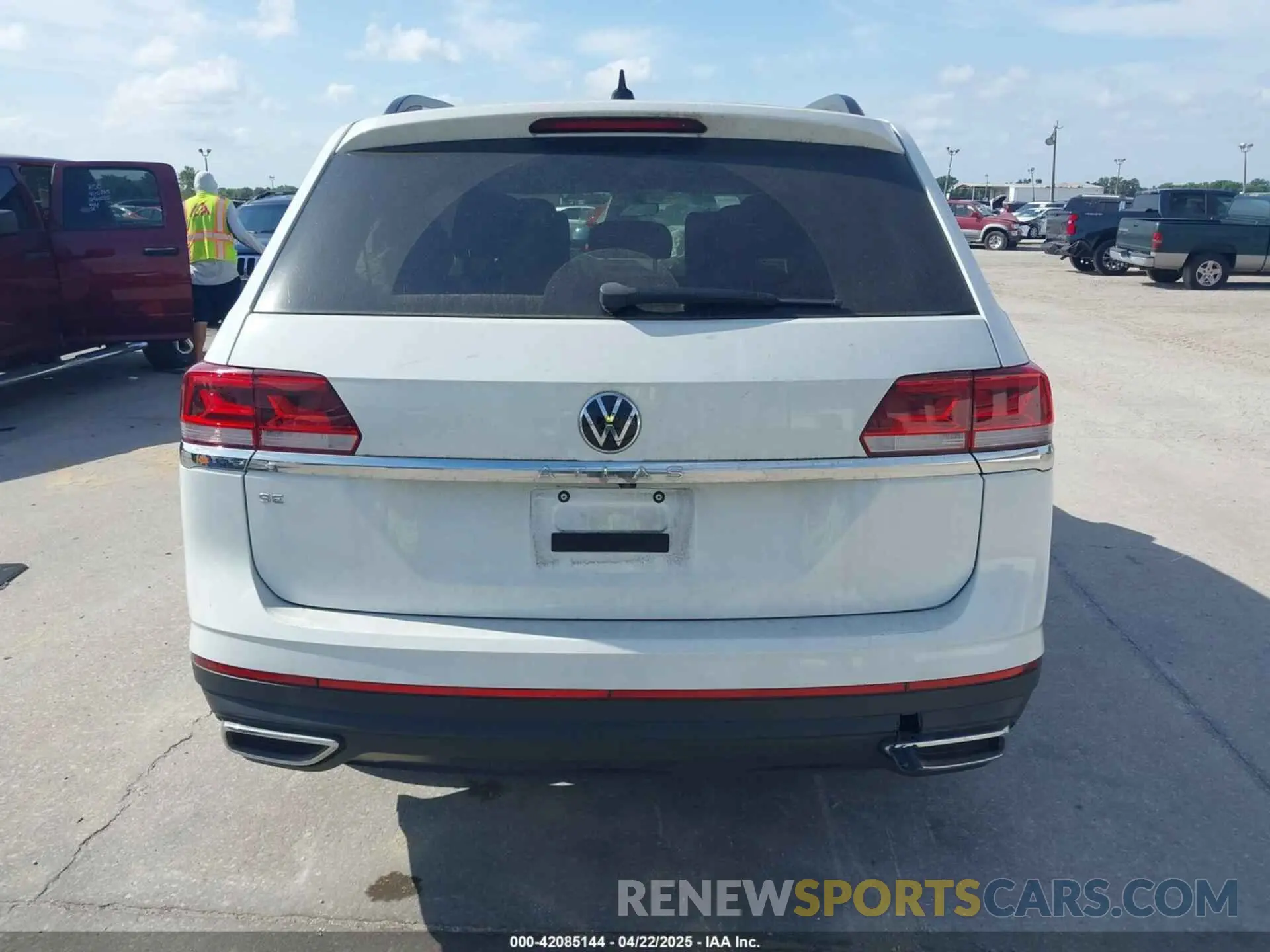 17 Photograph of a damaged car 1V2DP2CA7PC547576 VOLKSWAGEN ATLAS 2023