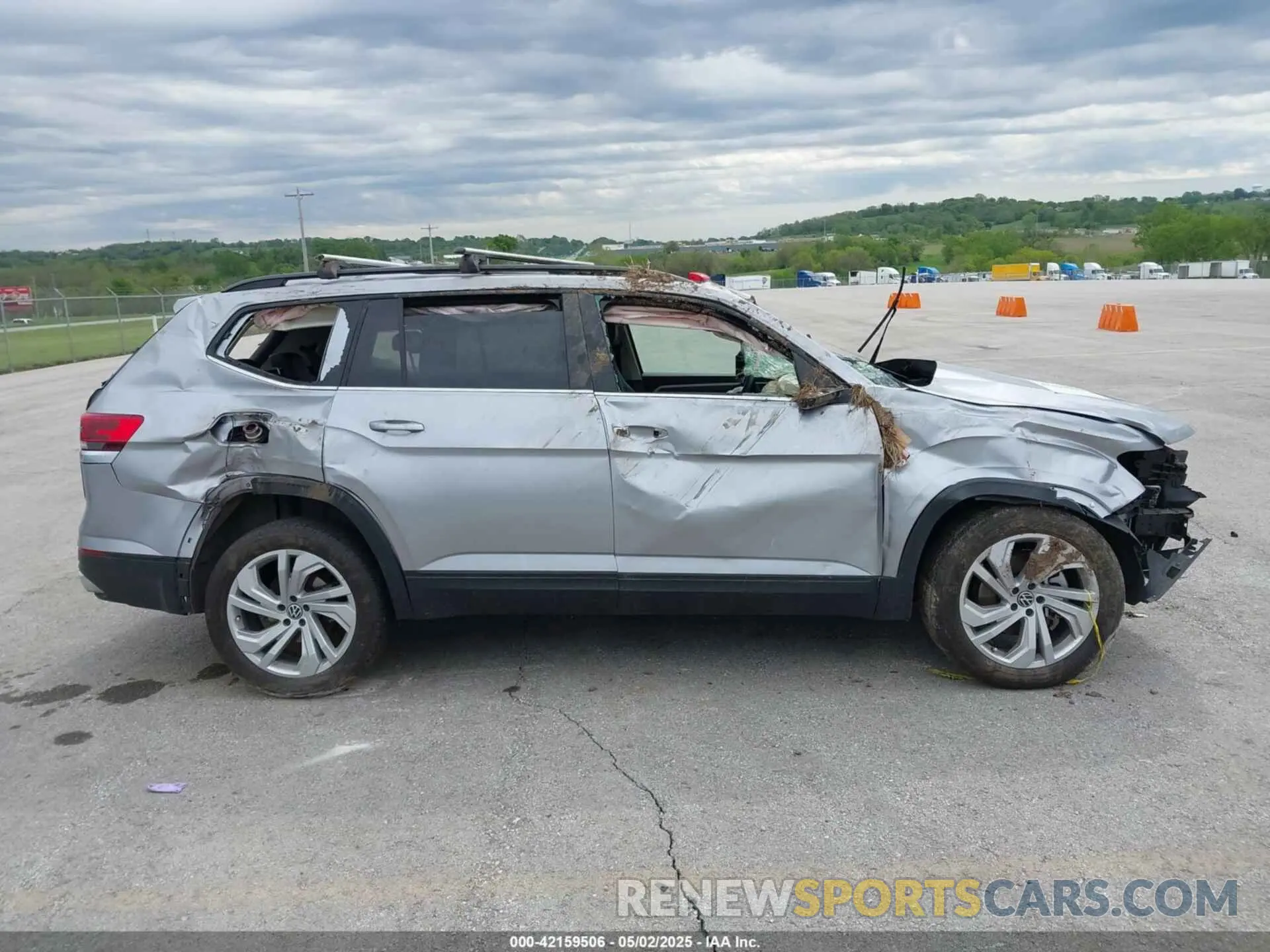 13 Photograph of a damaged car 1V2JR2CA5PC524780 VOLKSWAGEN ATLAS 2023