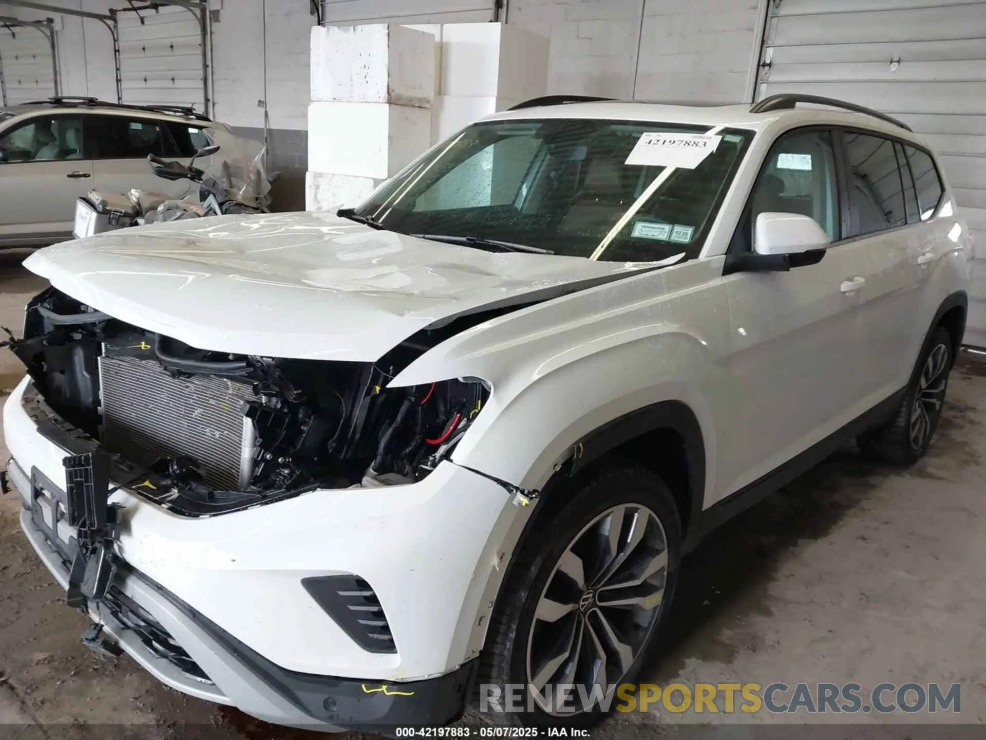 18 Photograph of a damaged car 1V2KR2CA0PC537828 VOLKSWAGEN ATLAS 2023