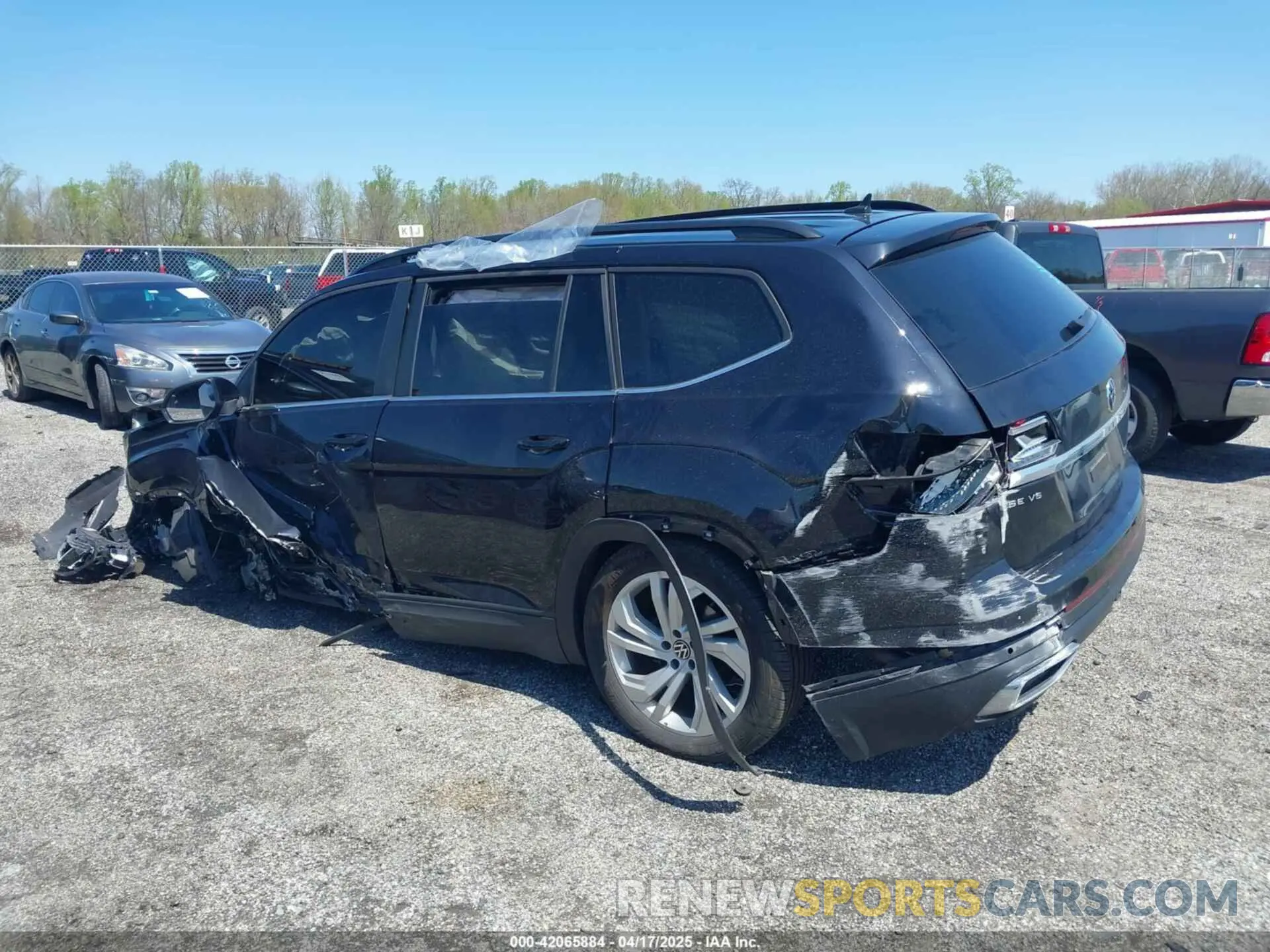 14 Photograph of a damaged car 1V2KR2CA3PC522546 VOLKSWAGEN ATLAS 2023