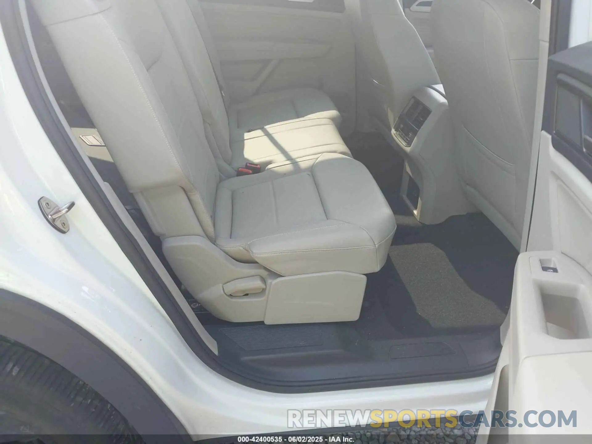 8 Photograph of a damaged car 1V2WR2CA6PC547040 VOLKSWAGEN ATLAS 2023