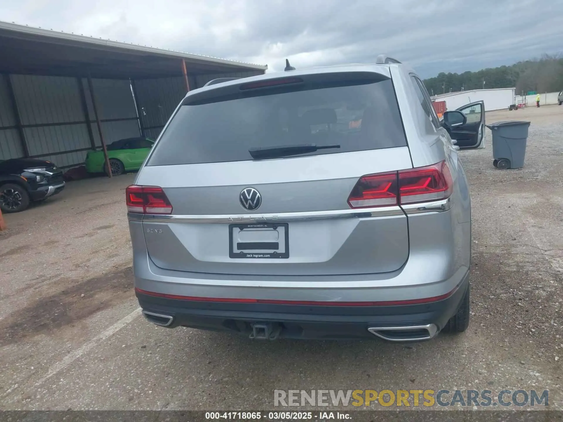 17 Photograph of a damaged car 1V2WR2CAXPC505406 VOLKSWAGEN ATLAS 2023