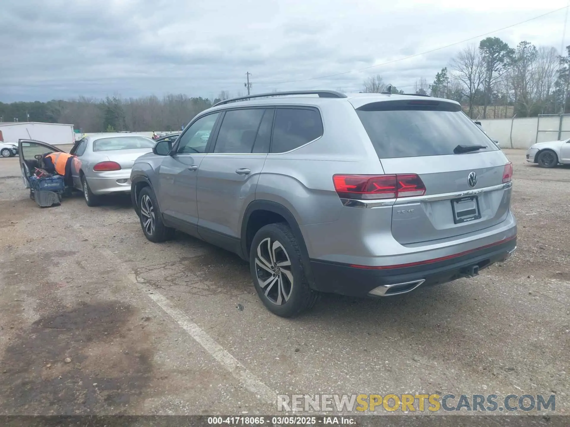 3 Photograph of a damaged car 1V2WR2CAXPC505406 VOLKSWAGEN ATLAS 2023