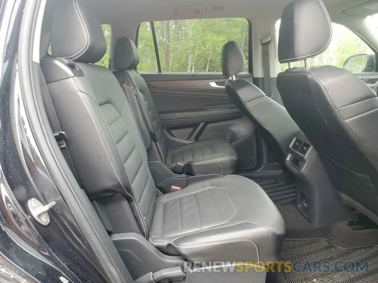 11 Photograph of a damaged car 1V2BR2CAXRC535474 VOLKSWAGEN ATLAS 2024