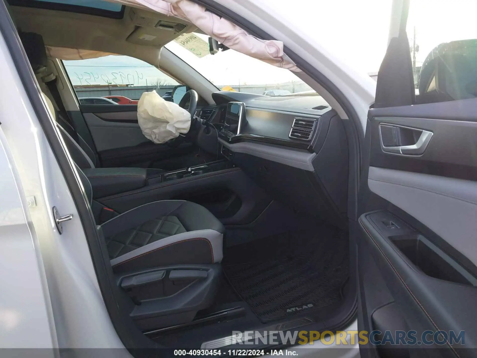 5 Photograph of a damaged car 1V2CR2CA0RC601261 VOLKSWAGEN ATLAS 2024