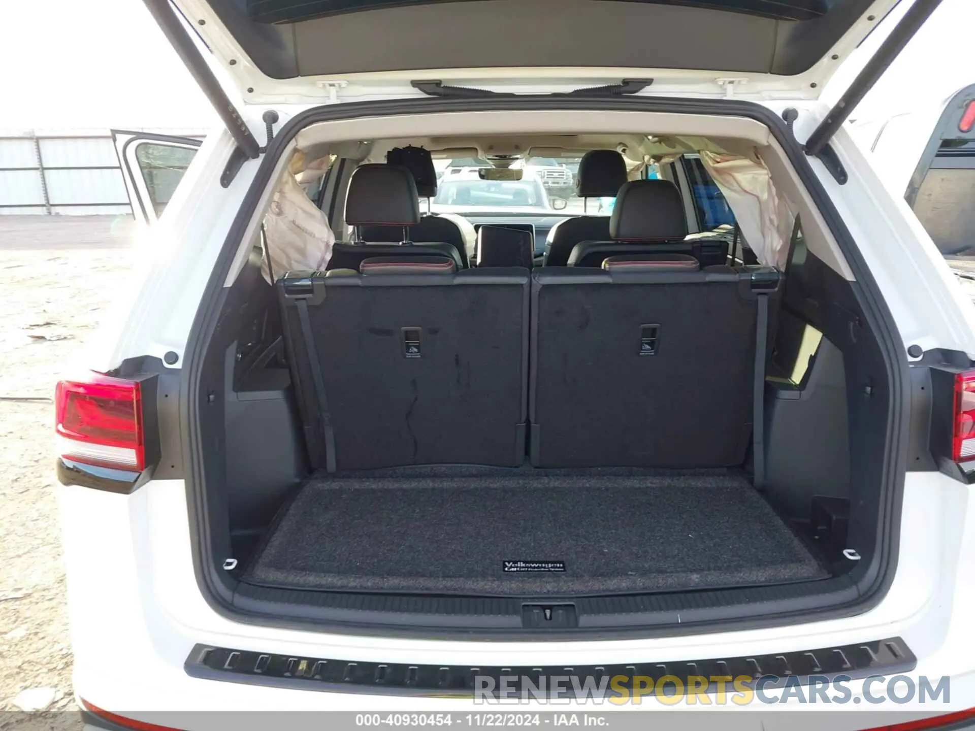 8 Photograph of a damaged car 1V2CR2CA0RC601261 VOLKSWAGEN ATLAS 2024