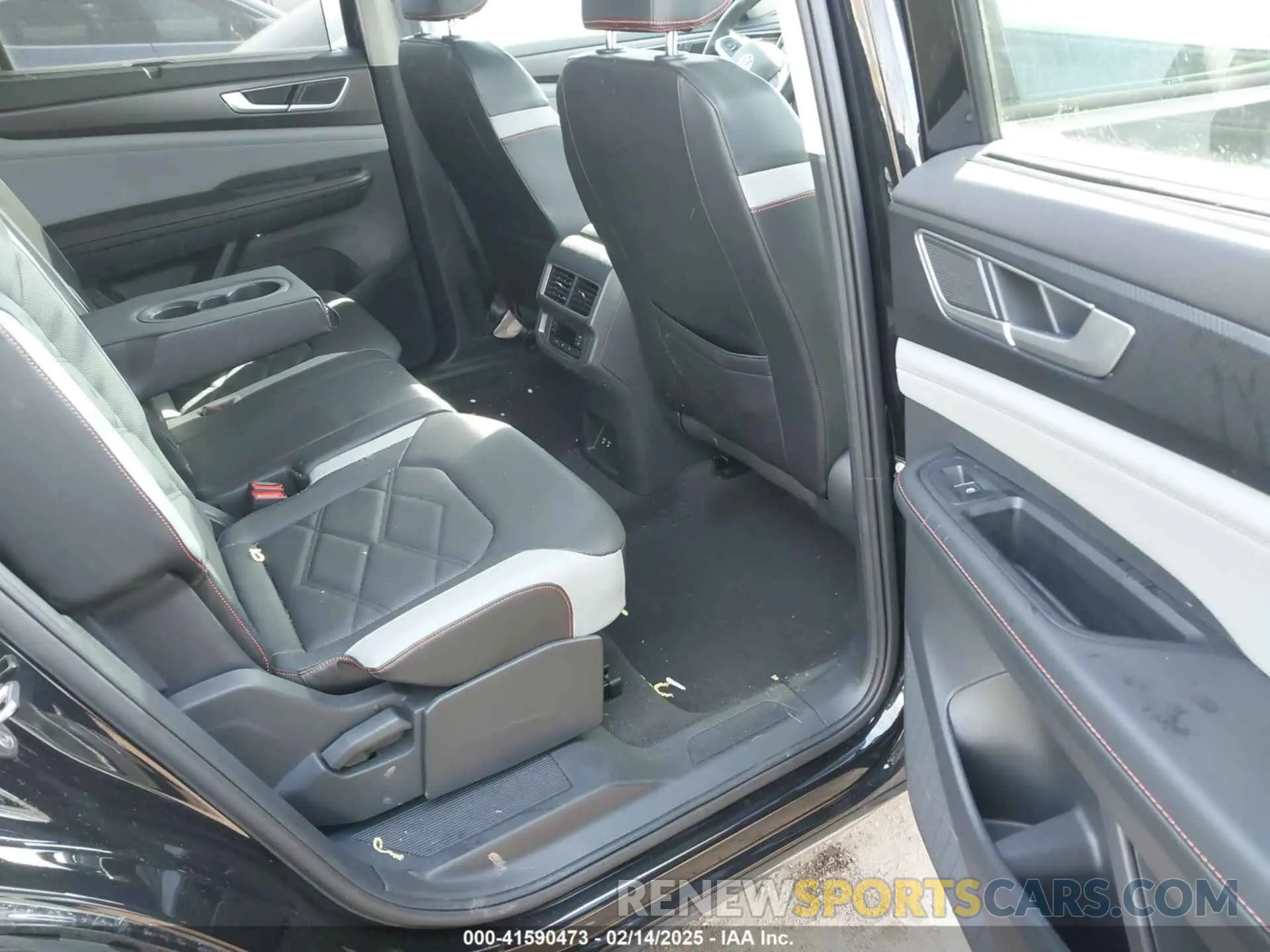 8 Photograph of a damaged car 1V2CR2CA1RC579660 VOLKSWAGEN ATLAS 2024
