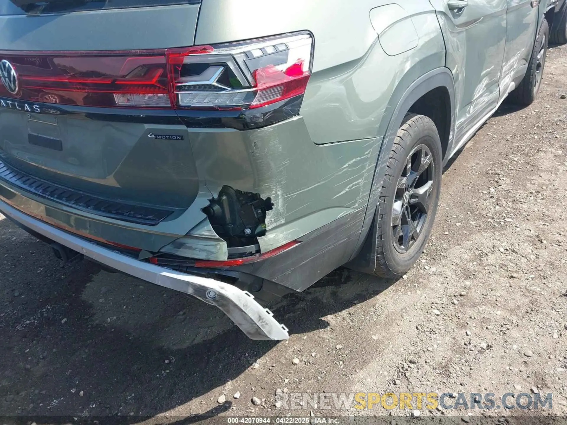17 Photograph of a damaged car 1V2CR2CA4RC594170 VOLKSWAGEN ATLAS 2024