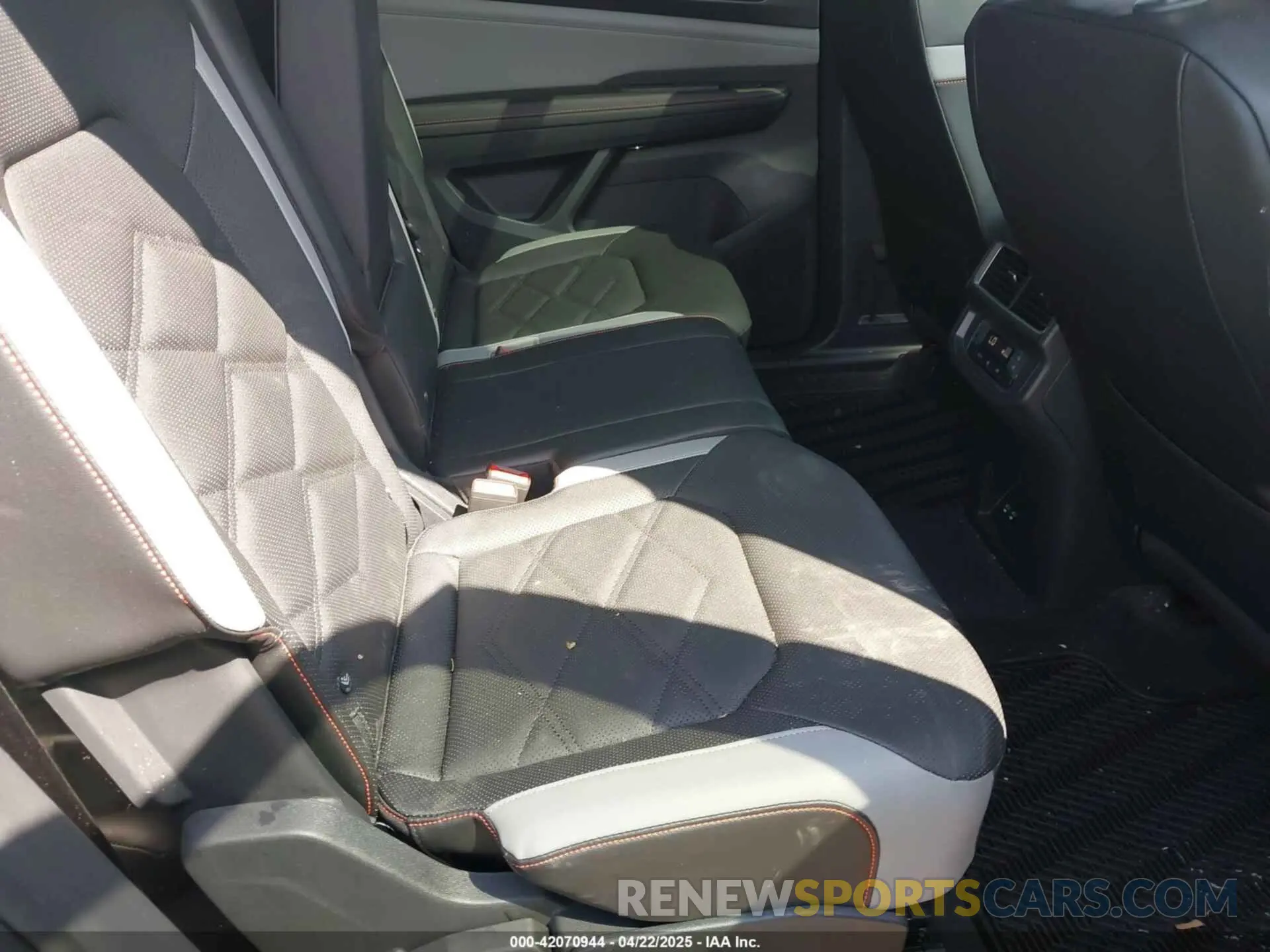 8 Photograph of a damaged car 1V2CR2CA4RC594170 VOLKSWAGEN ATLAS 2024