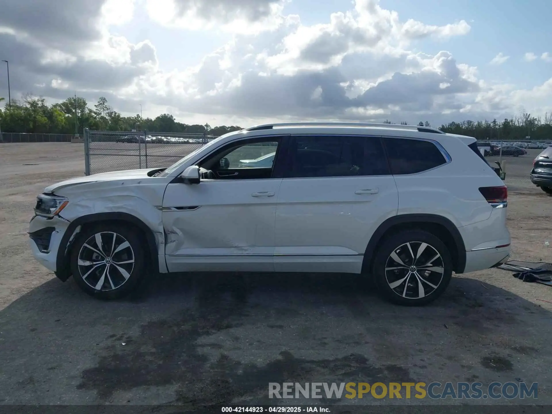 14 Photograph of a damaged car 1V2FR2CA4RC573042 VOLKSWAGEN ATLAS 2024