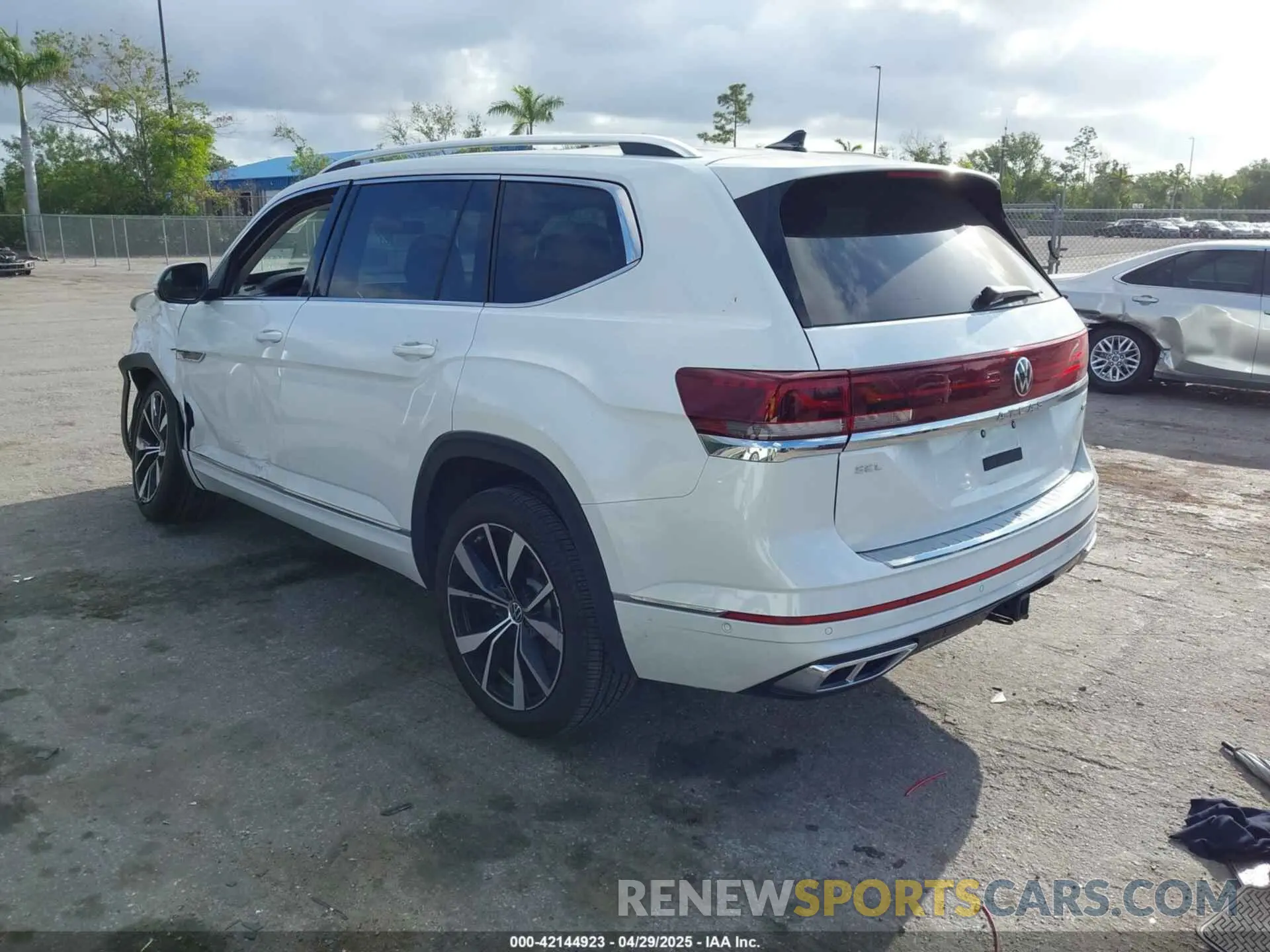 3 Photograph of a damaged car 1V2FR2CA4RC573042 VOLKSWAGEN ATLAS 2024