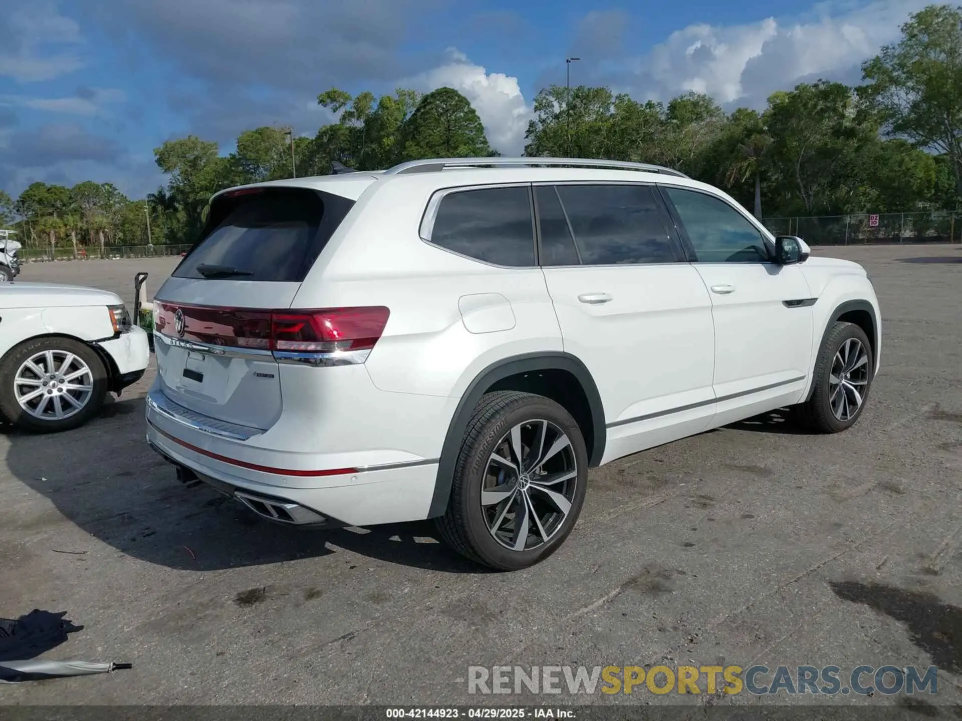 4 Photograph of a damaged car 1V2FR2CA4RC573042 VOLKSWAGEN ATLAS 2024