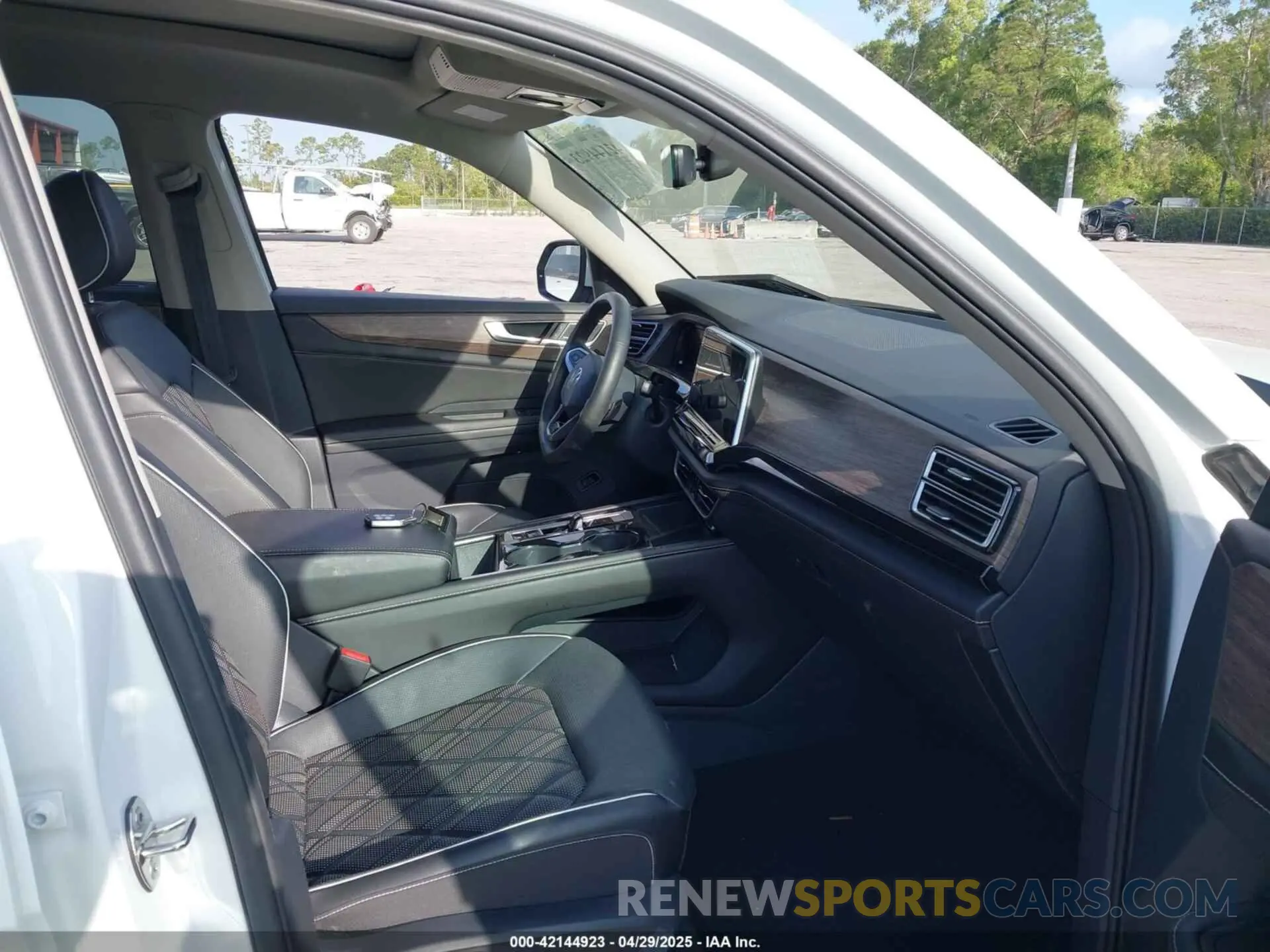 5 Photograph of a damaged car 1V2FR2CA4RC573042 VOLKSWAGEN ATLAS 2024