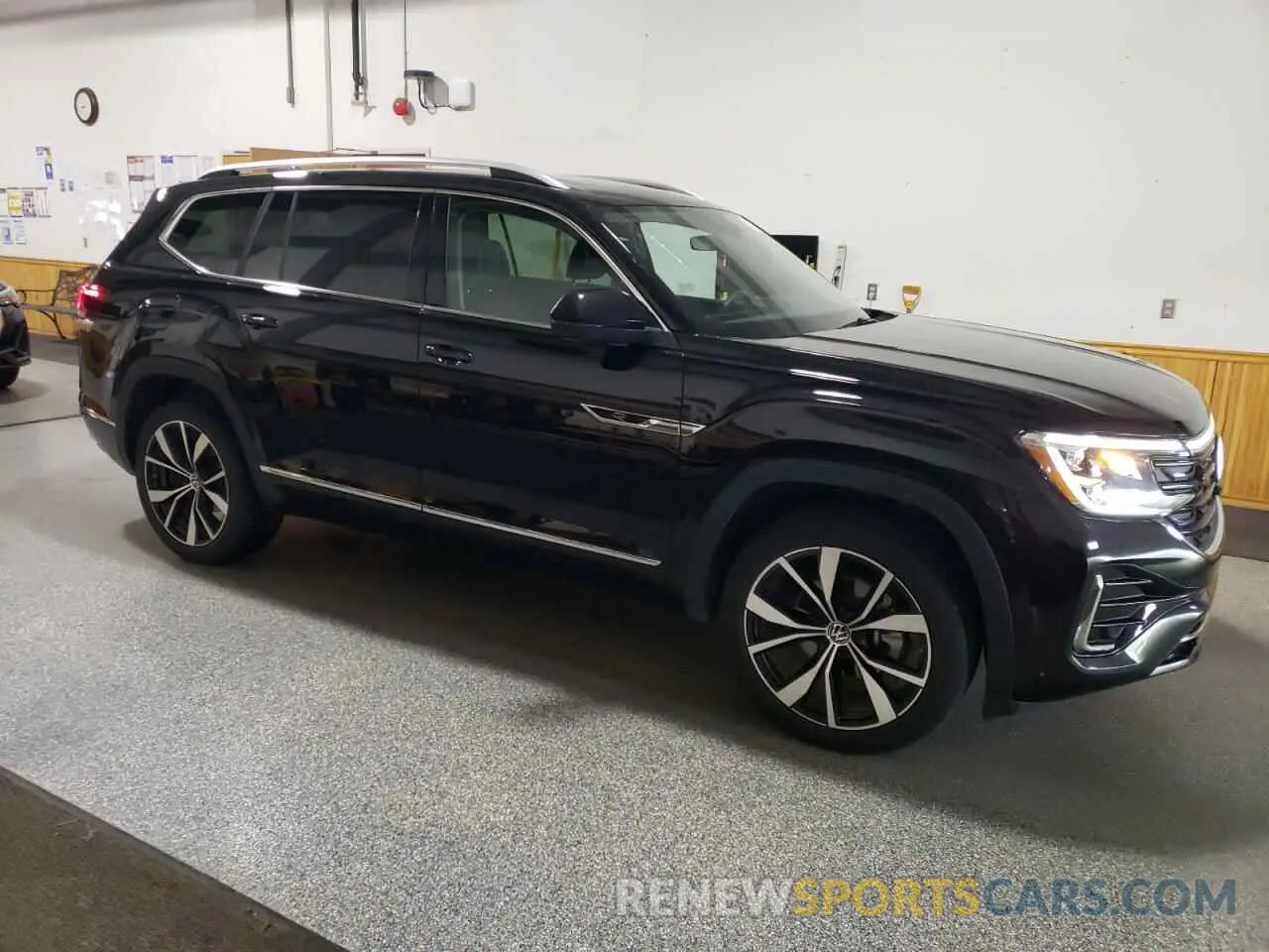 4 Photograph of a damaged car 1V2FR2CA6RC520892 VOLKSWAGEN ATLAS 2024