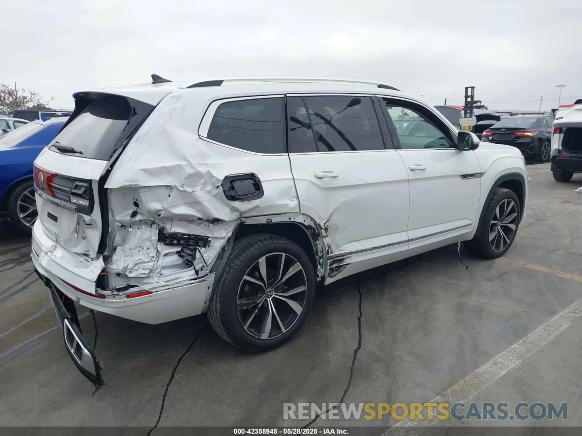 4 Photograph of a damaged car 1V2FR2CA7RC543176 VOLKSWAGEN ATLAS 2024