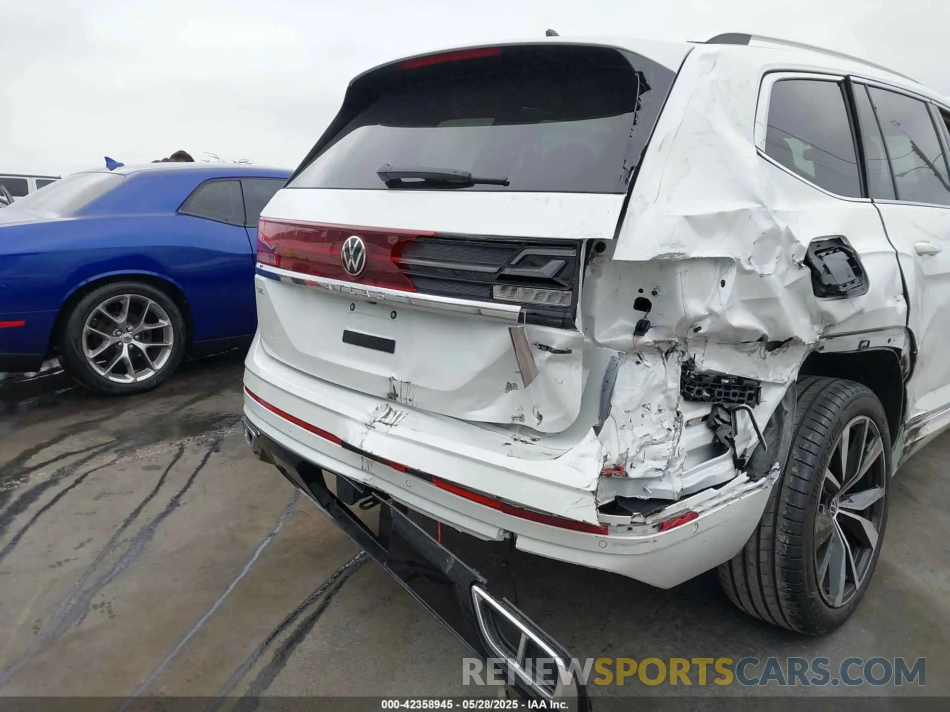 6 Photograph of a damaged car 1V2FR2CA7RC543176 VOLKSWAGEN ATLAS 2024