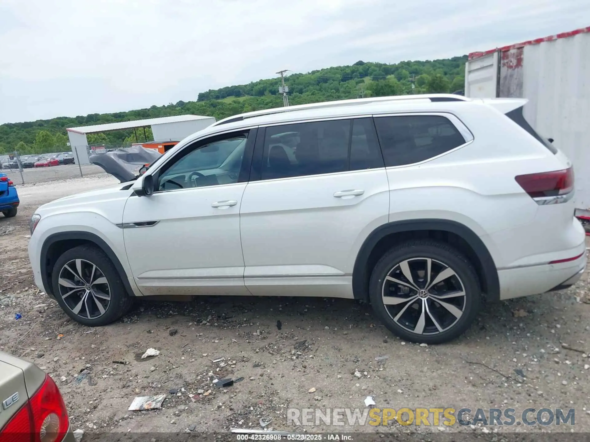 14 Photograph of a damaged car 1V2FR2CA7RC598307 VOLKSWAGEN ATLAS 2024