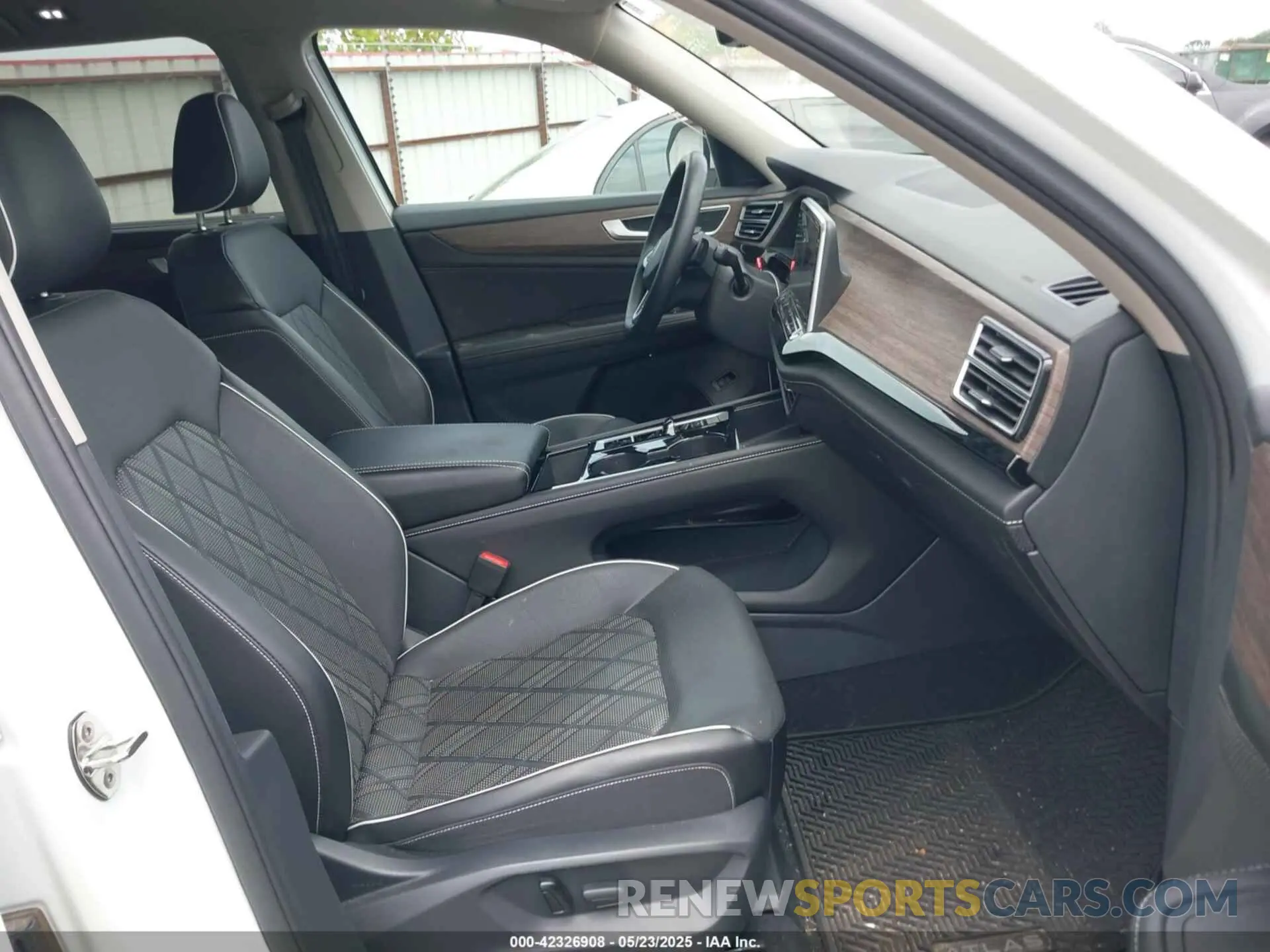 5 Photograph of a damaged car 1V2FR2CA7RC598307 VOLKSWAGEN ATLAS 2024