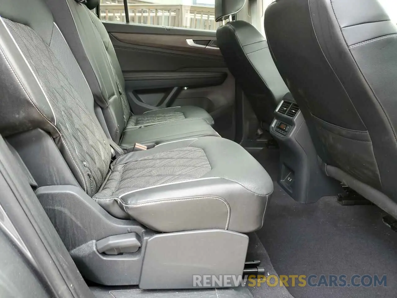 11 Photograph of a damaged car 1V2FR2CAXRC537792 VOLKSWAGEN ATLAS 2024