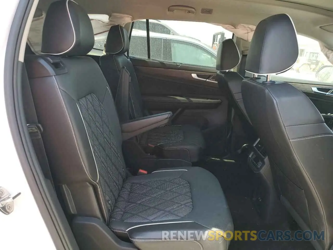 11 Photograph of a damaged car 1V2FR2CAXRC586488 VOLKSWAGEN ATLAS 2024