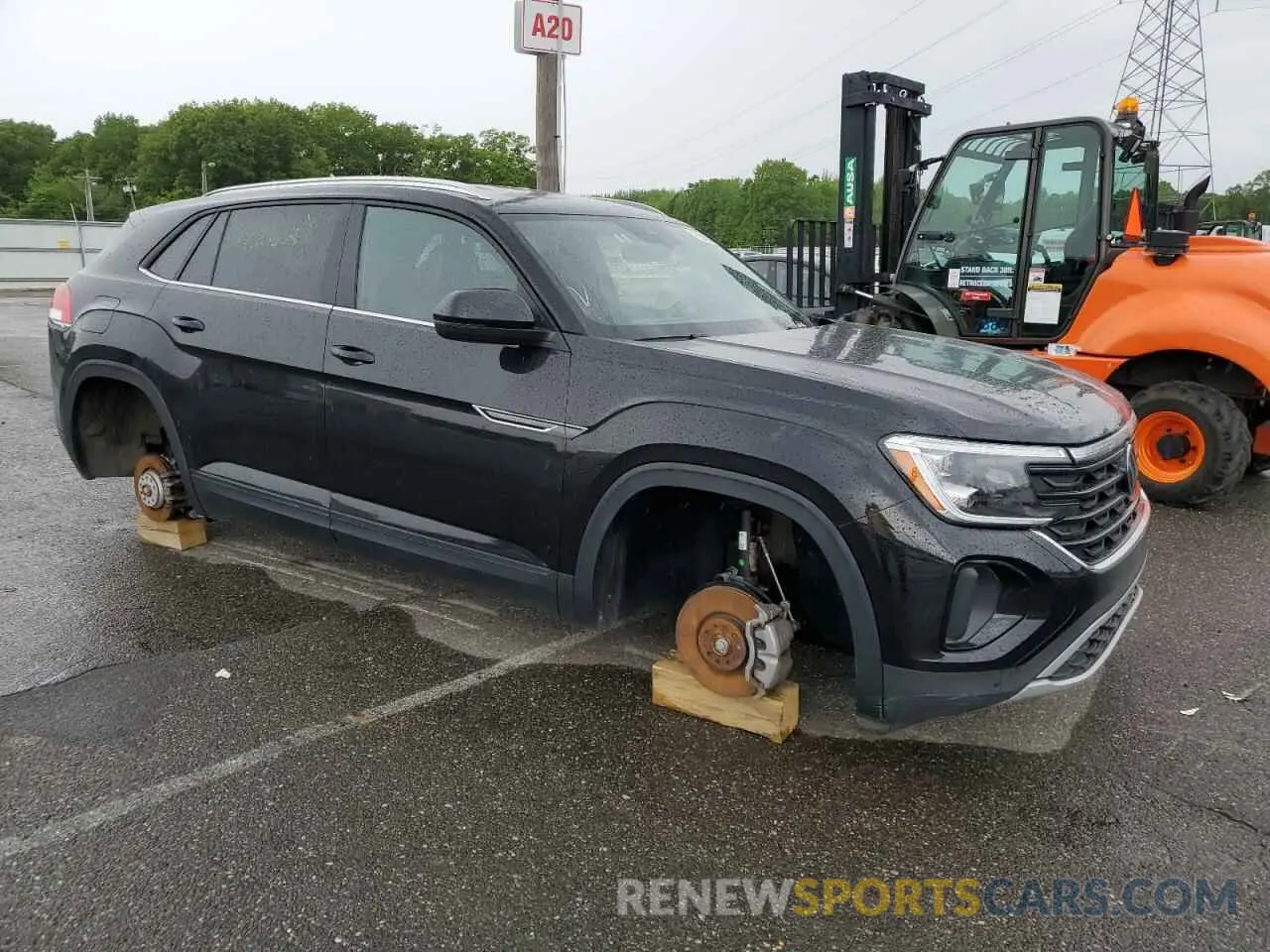4 Photograph of a damaged car 1V2HE2CA4RC218960 VOLKSWAGEN ATLAS 2024