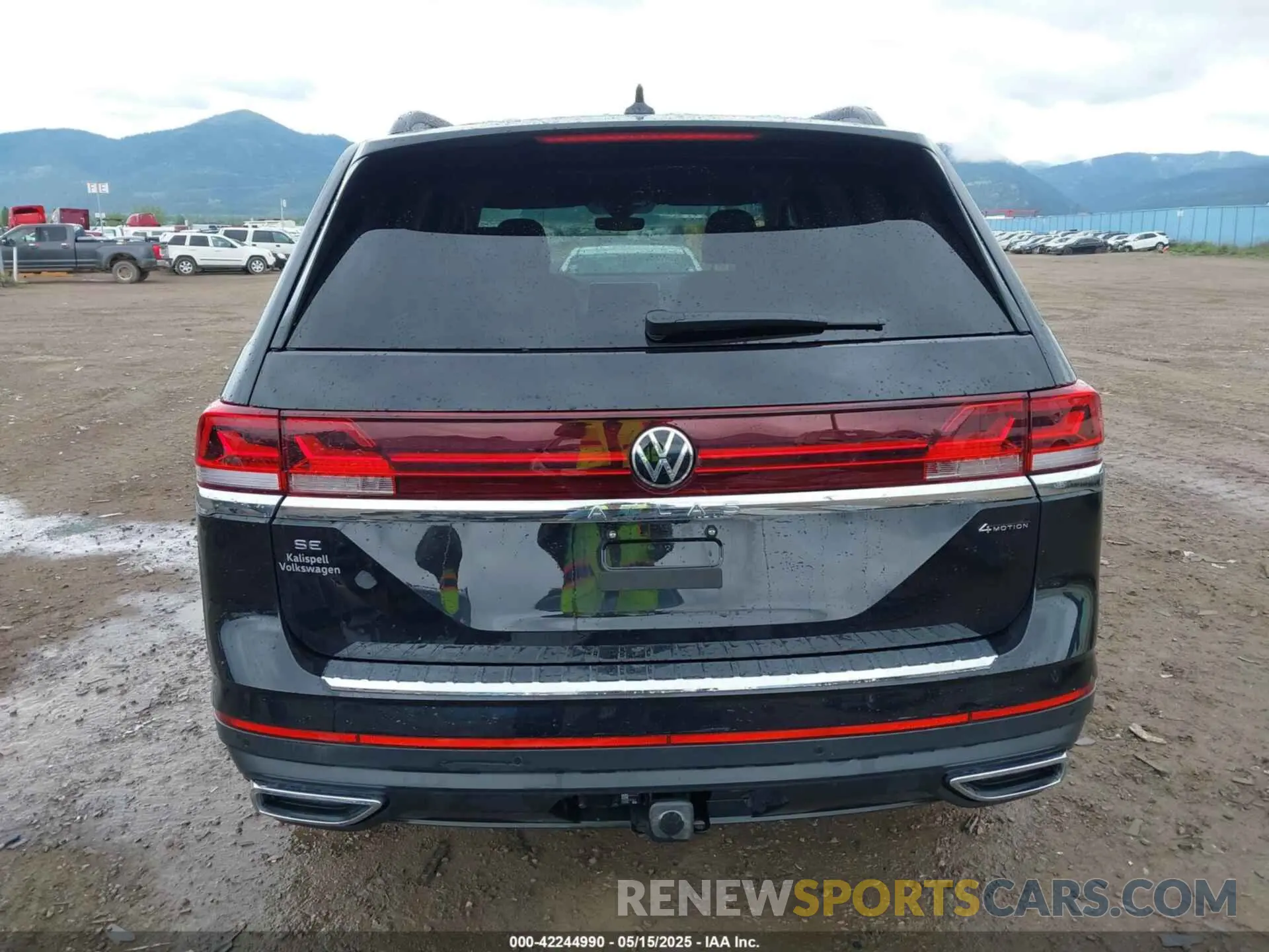 17 Photograph of a damaged car 1V2HR2CA1RC623002 VOLKSWAGEN ATLAS 2024