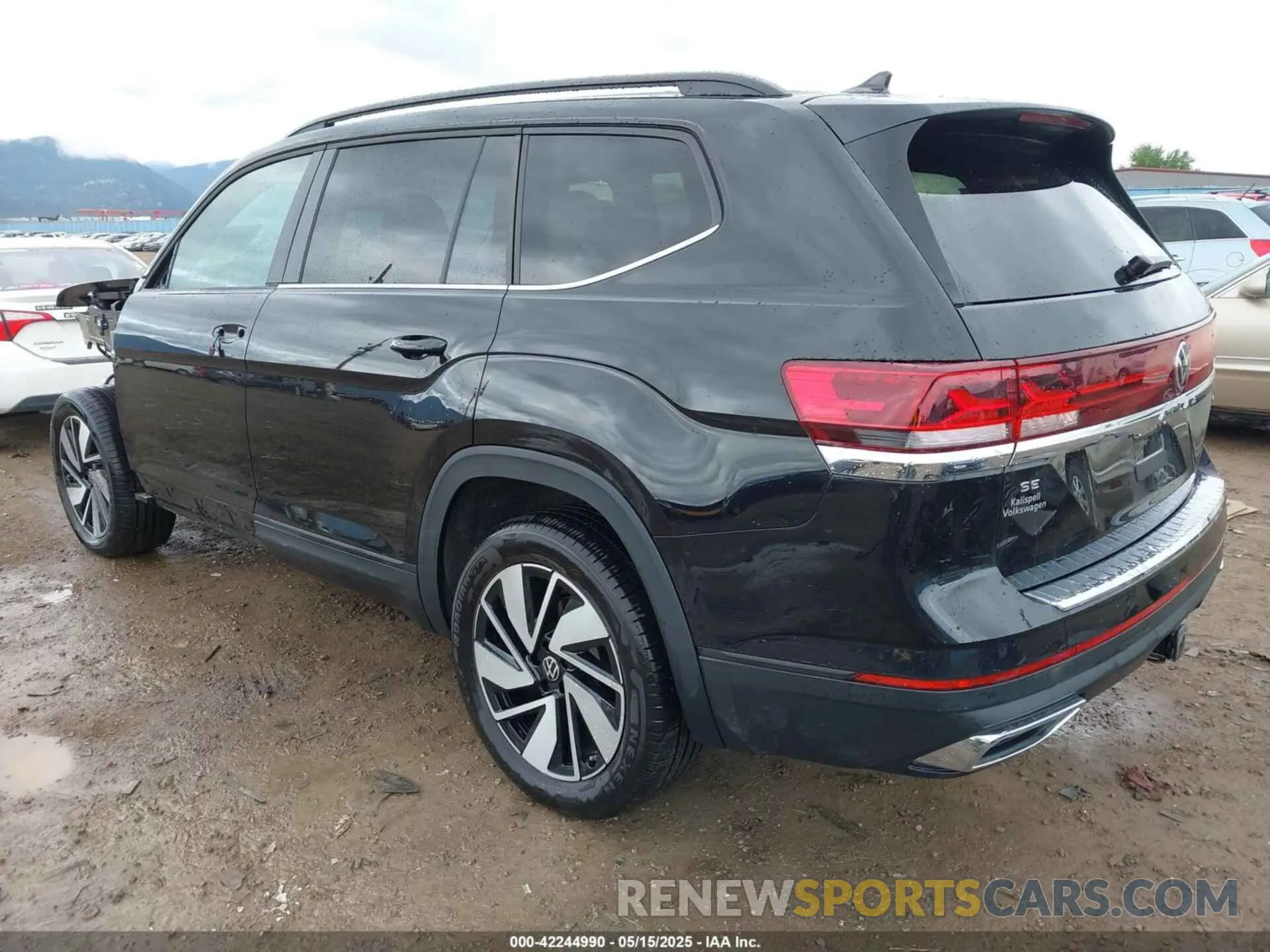 3 Photograph of a damaged car 1V2HR2CA1RC623002 VOLKSWAGEN ATLAS 2024