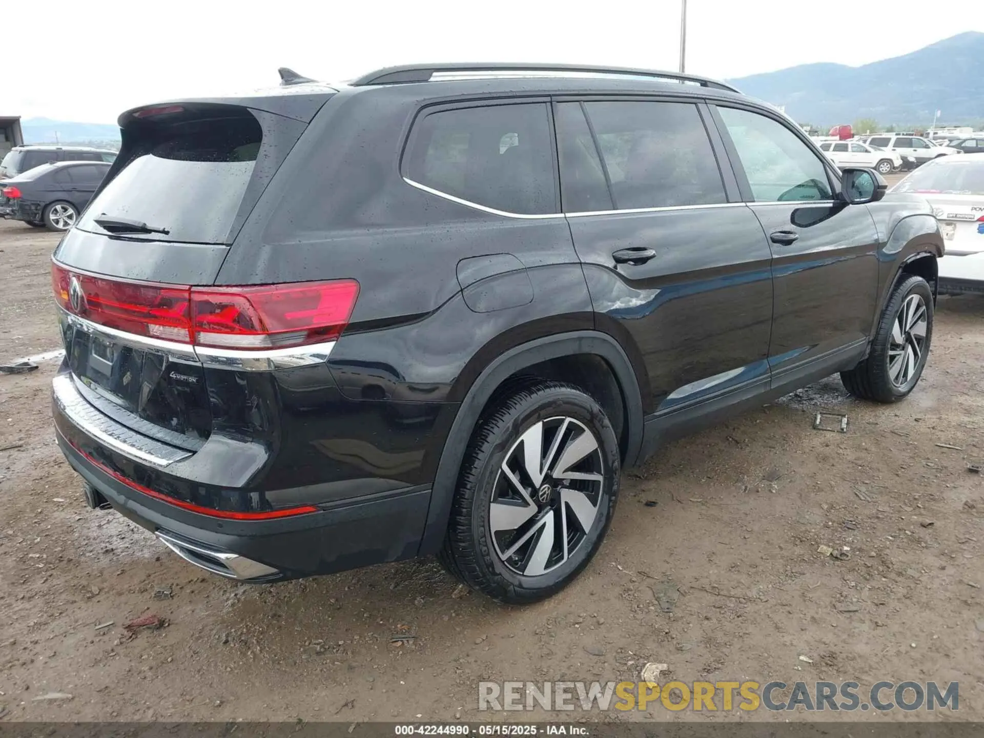 4 Photograph of a damaged car 1V2HR2CA1RC623002 VOLKSWAGEN ATLAS 2024