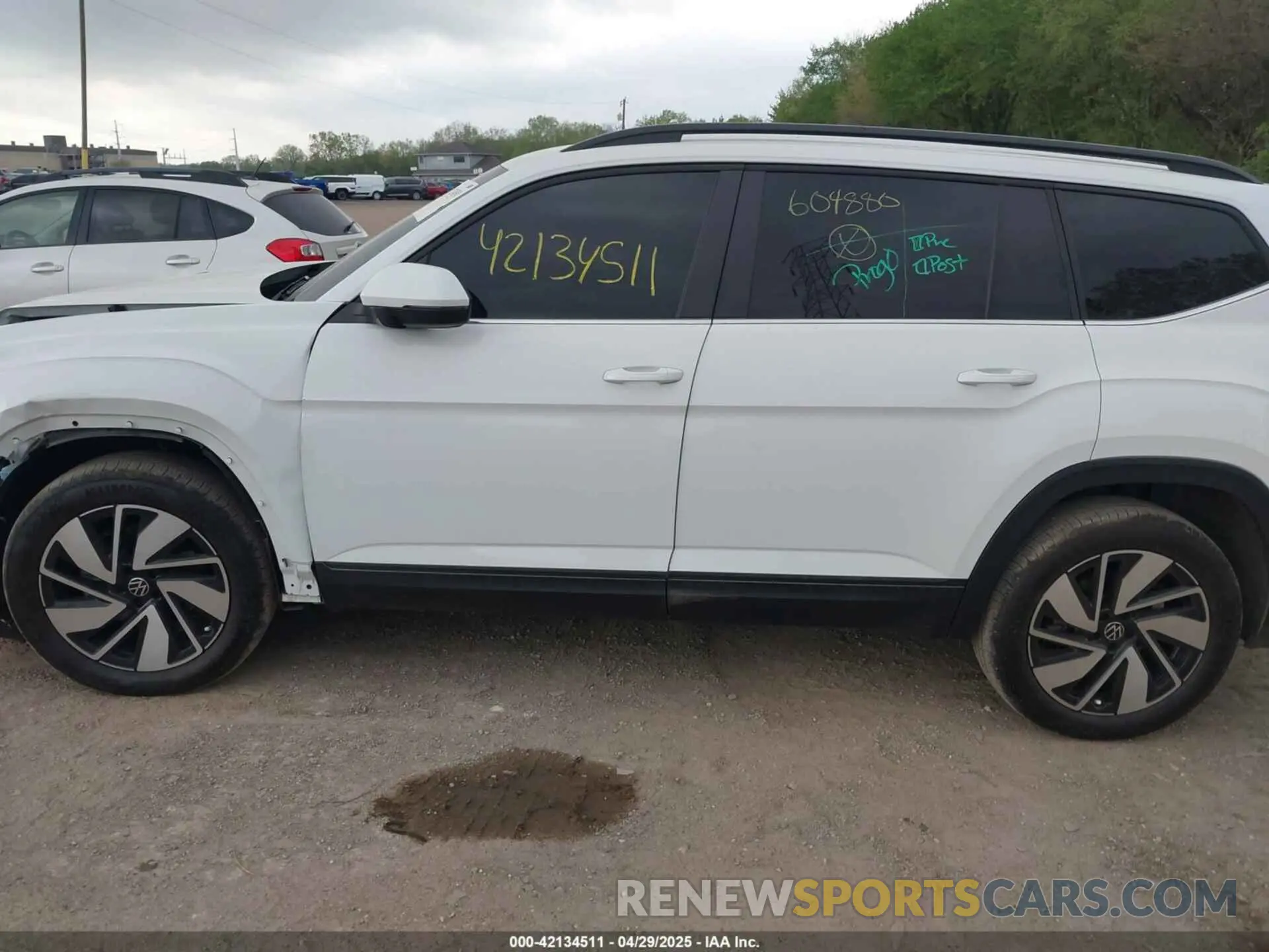14 Photograph of a damaged car 1V2HR2CA2RC604880 VOLKSWAGEN ATLAS 2024